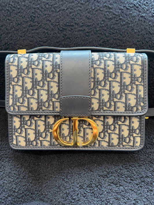 Dior - 30 Montaigne - Dior Oblique jacquard canvas with calfskin leather trim - Blue and Beige Oblique with Dark Blue leather and Gold-tone hardware - (Small)