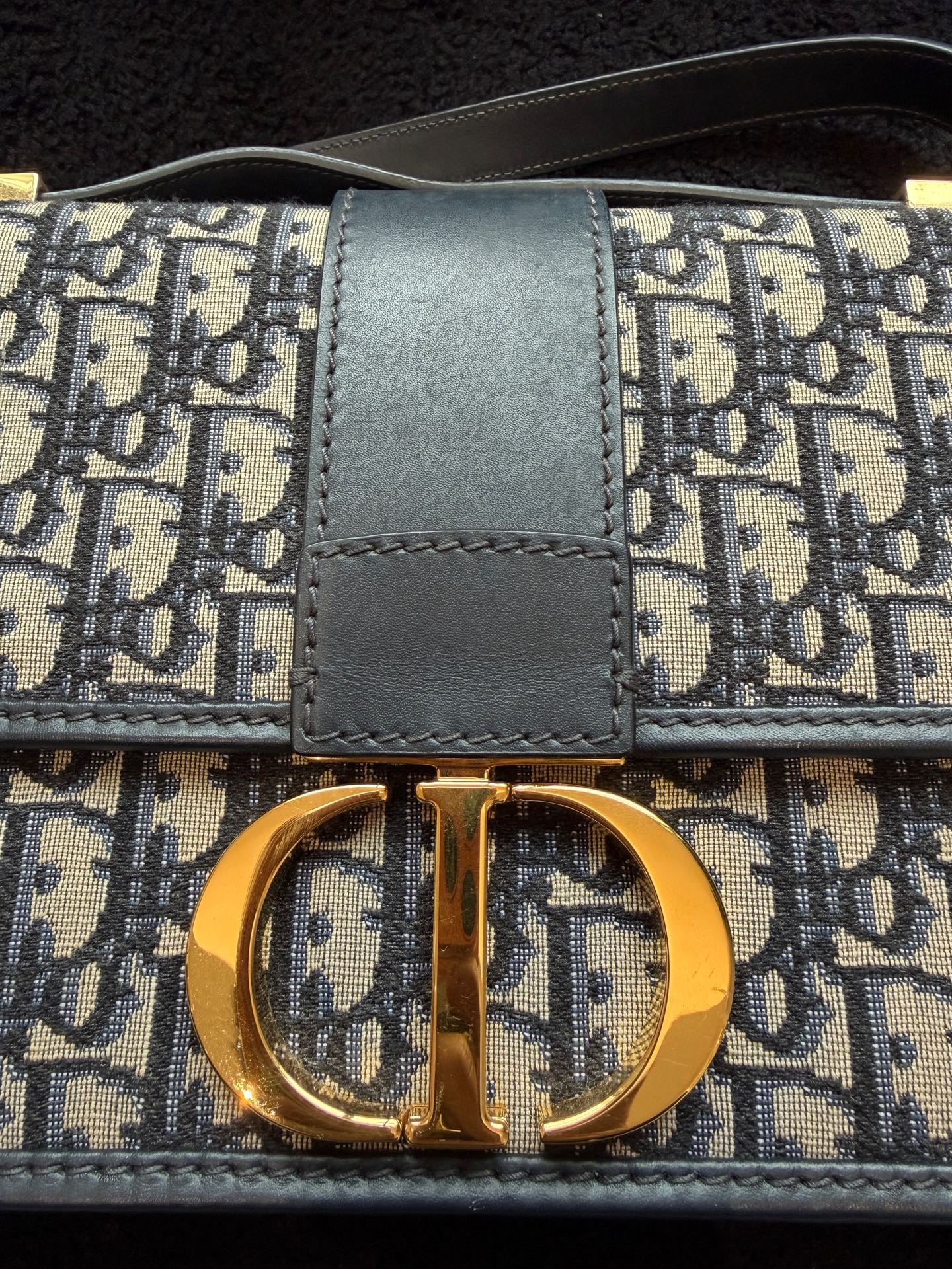 Dior - 30 Montaigne - Dior Oblique jacquard canvas with calfskin leather trim - Blue and Beige Oblique with Dark Blue leather and Gold-tone hardware - (Small)