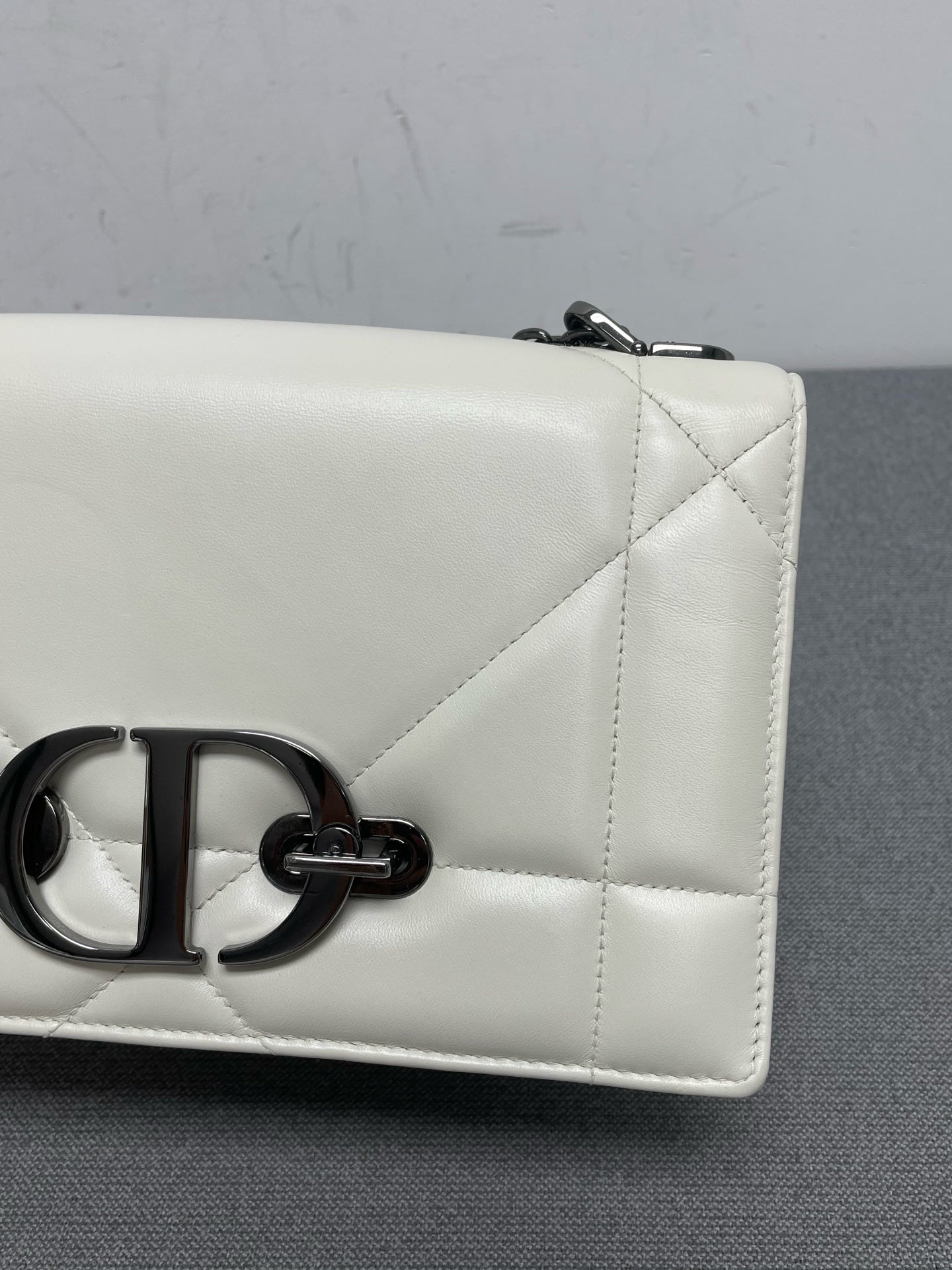 Dior - 30 Montaigne - Leather - White - (medium)