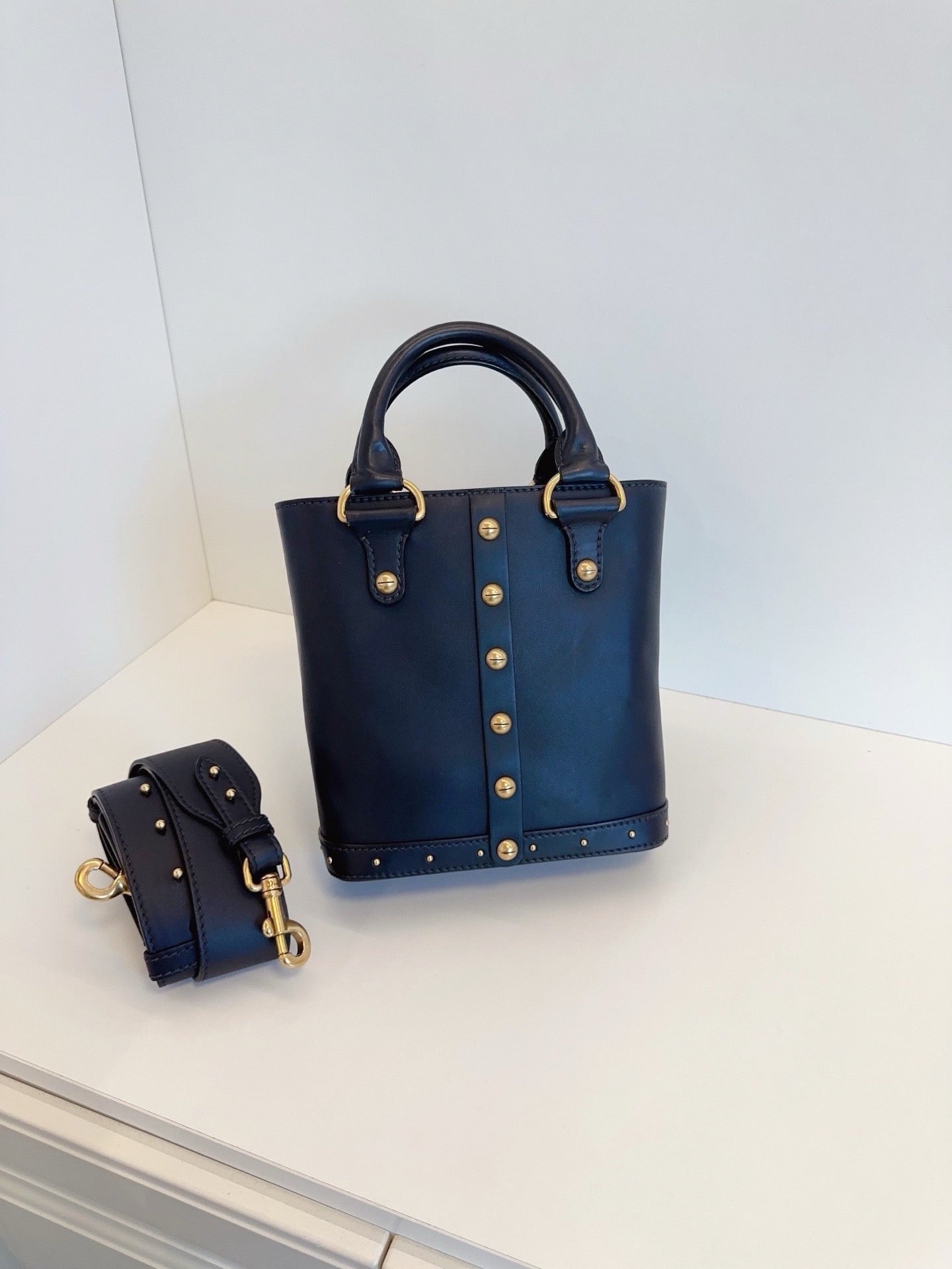 Dior - Avenue Bucket Bag - Leather - Black - (small)