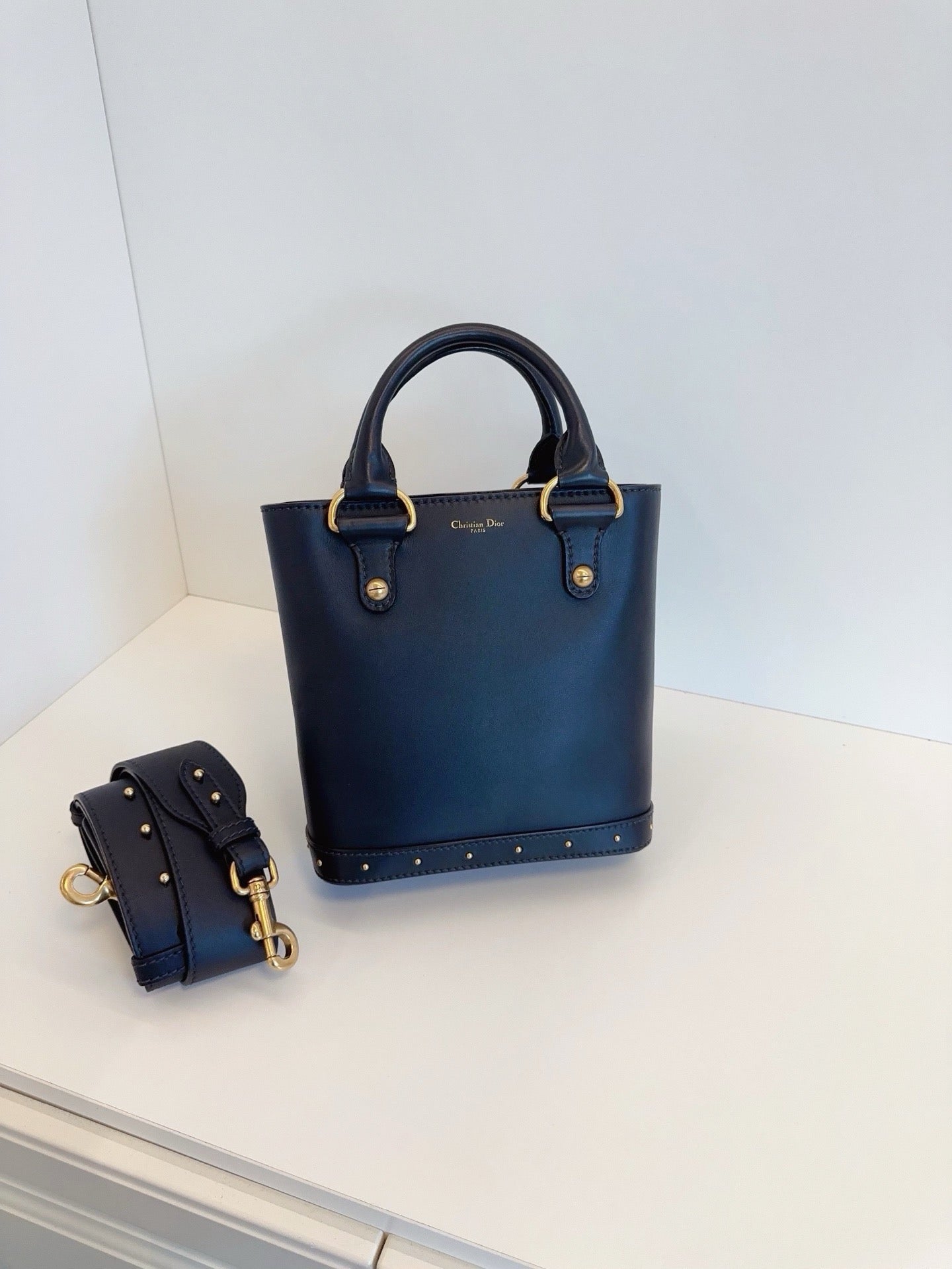 Dior - Avenue Bucket Bag - Leather - Black - (small)
