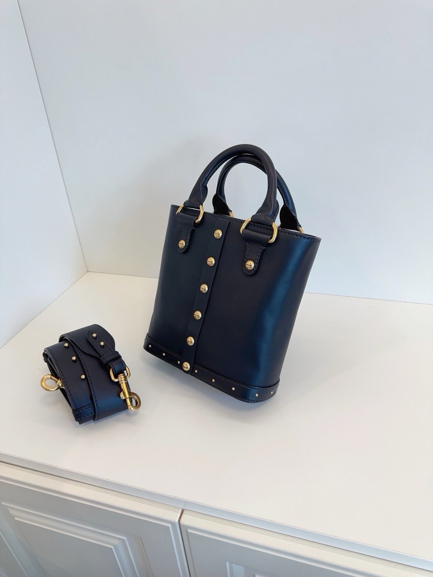 Dior - Avenue Bucket Bag - Leather - Black - (small)