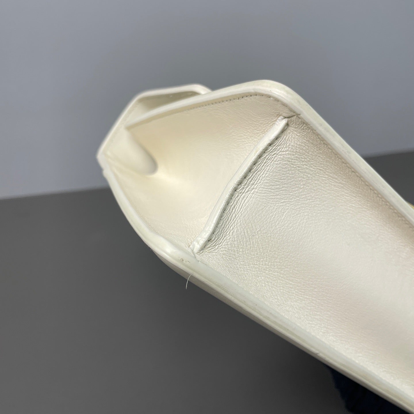 Dior - Bobby - Leather - White - (Medium)