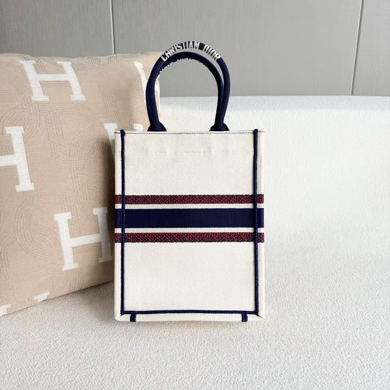 Dior - Dior Book Tote Vertical - Valentine's Day Limited Edition - Canvas - White - (mini)