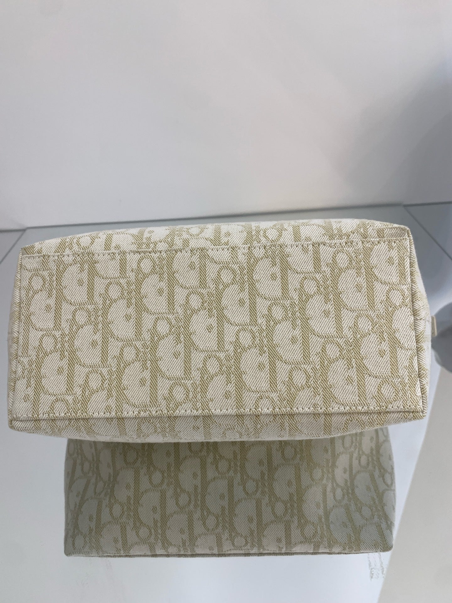 Dior - DiorTravel Nomad Pouch - Dior Oblique canvas with leather trim - White with Gold accents - (medium)