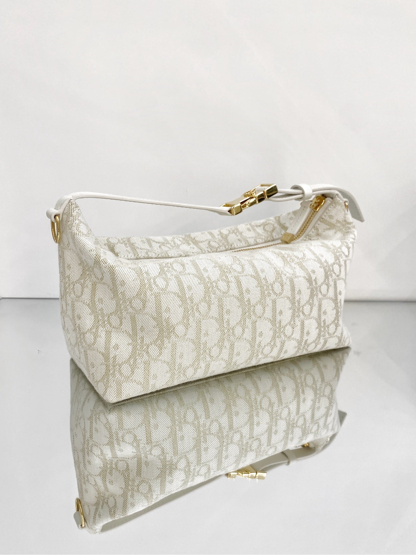Dior - DiorTravel Nomad Pouch - Dior Oblique canvas with leather trim - White with Gold accents - (medium)