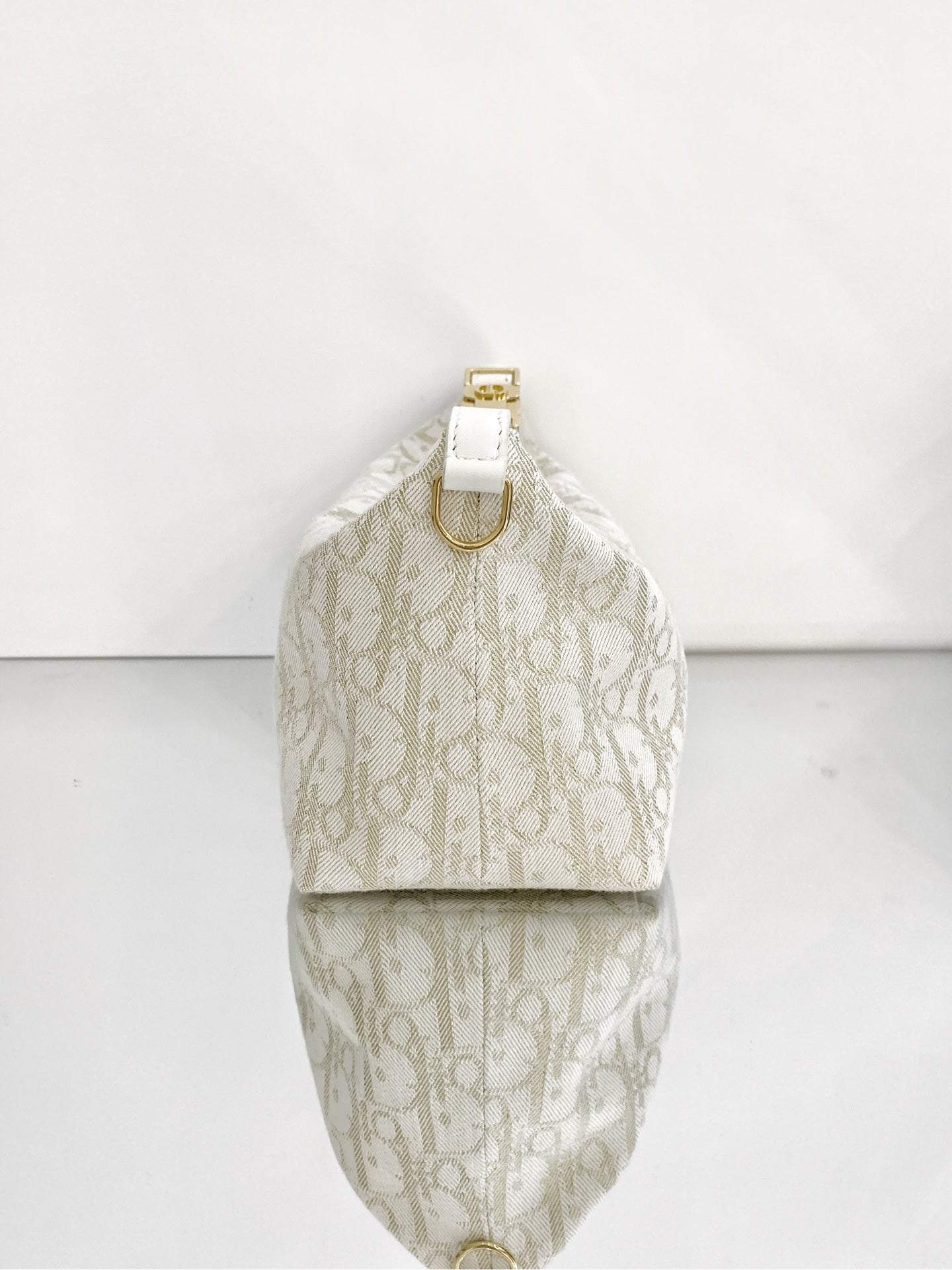Dior - DiorTravel Nomad Pouch - Dior Oblique canvas with leather trim - White with Gold accents - (medium)
