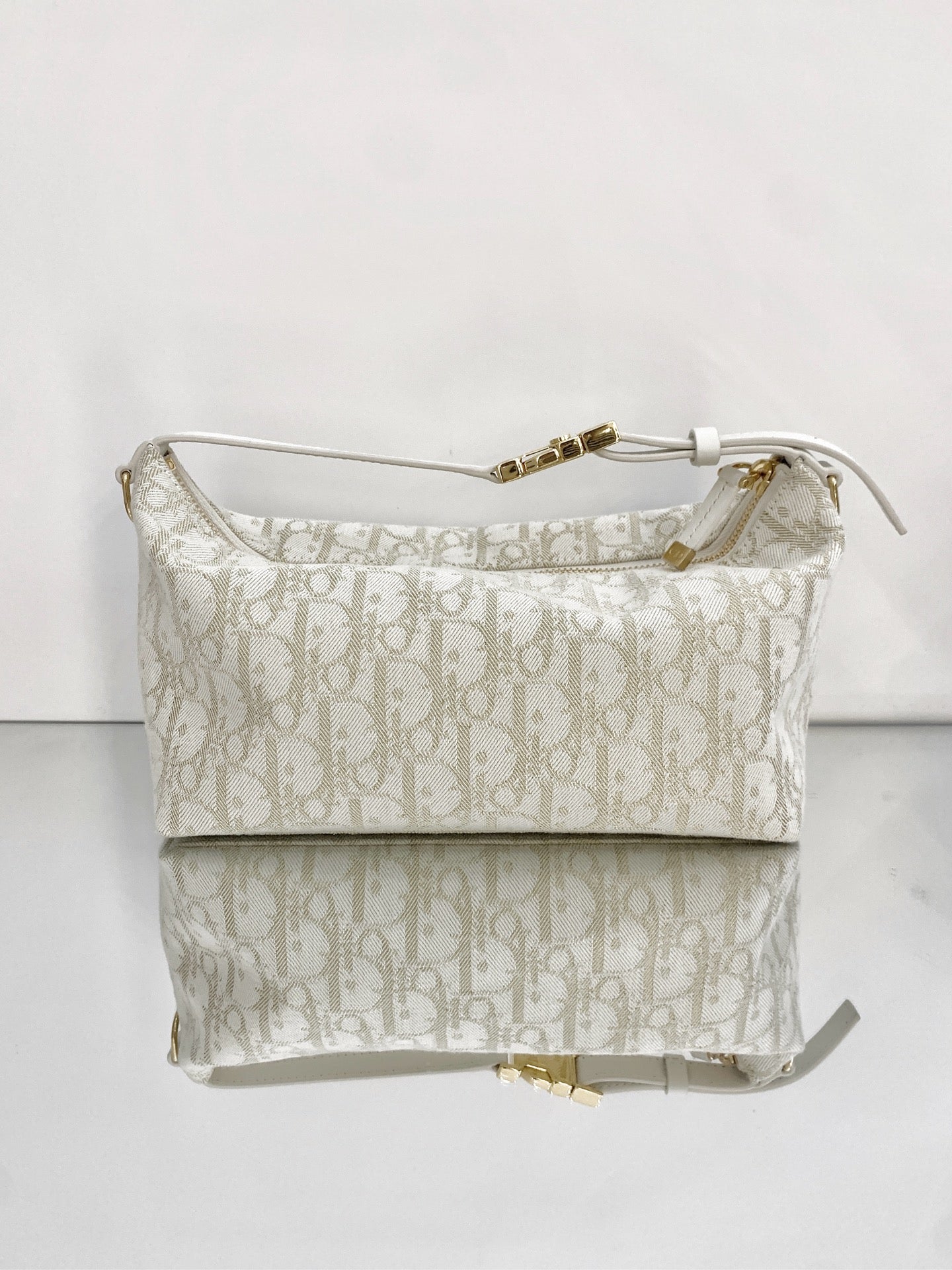 Dior - DiorTravel Nomad Pouch - Dior Oblique canvas with leather trim - White with Gold accents - (medium)