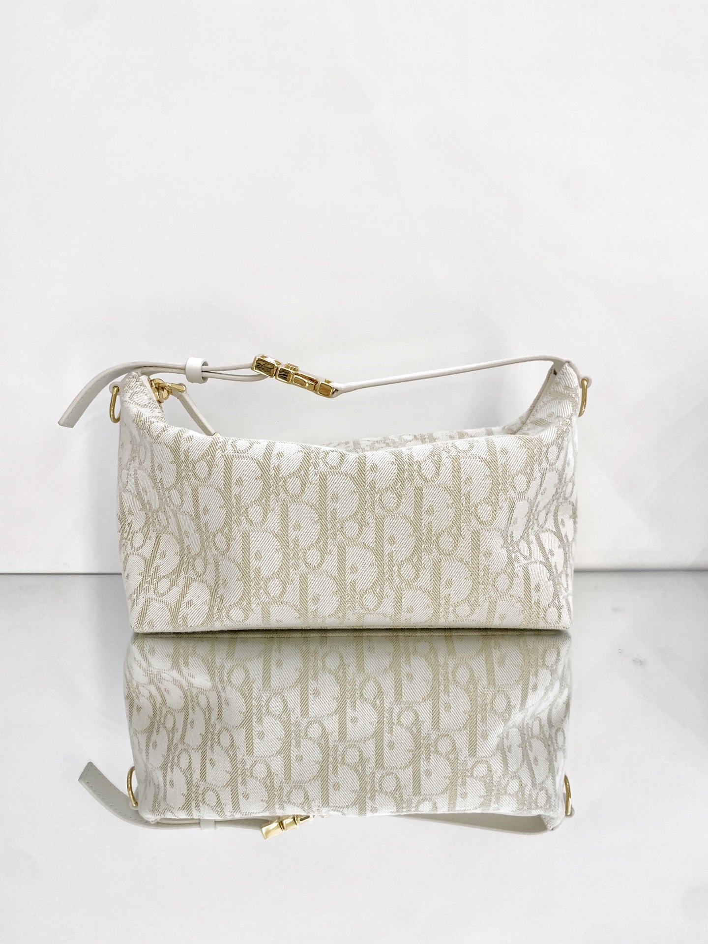 Dior - DiorTravel Nomad Pouch - Dior Oblique canvas with leather trim - White with Gold accents - (medium)