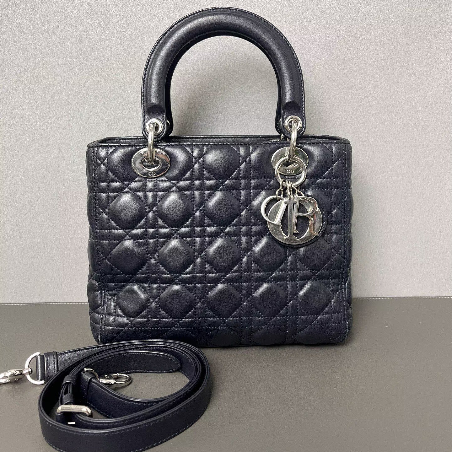 Dior - Lady Dior - Cannage quilted lambskin leather - Black with Silver-Tone Hardware - (Medium)