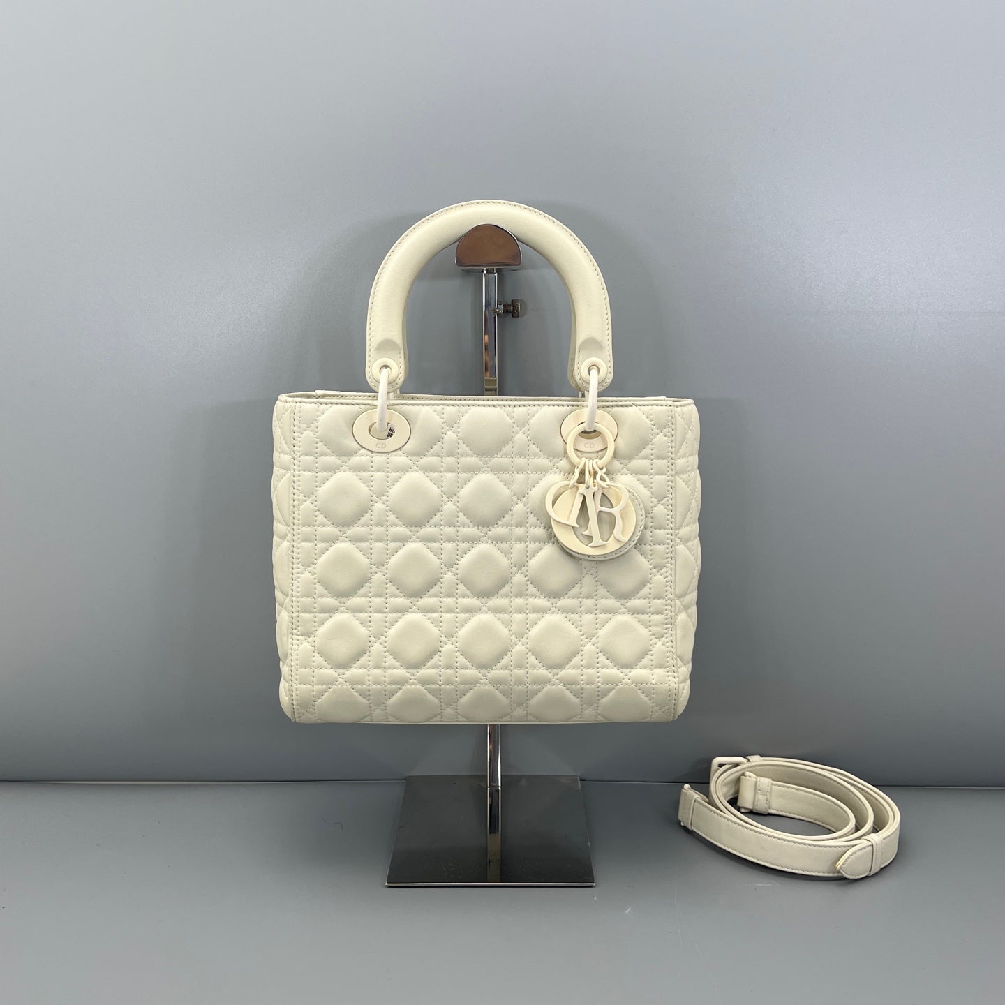 Dior - Lady Dior - Matte calfskin leather - White with Tonal Hardware - (Medium)