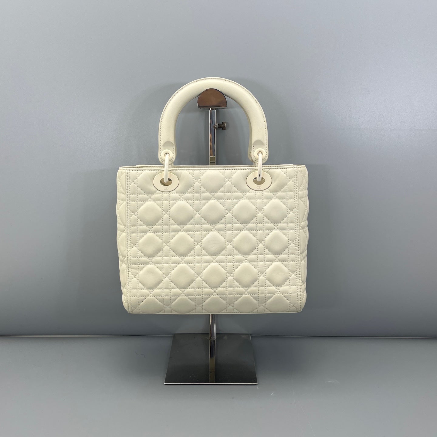Dior - Lady Dior - Matte calfskin leather - White with Tonal Hardware - (Medium)