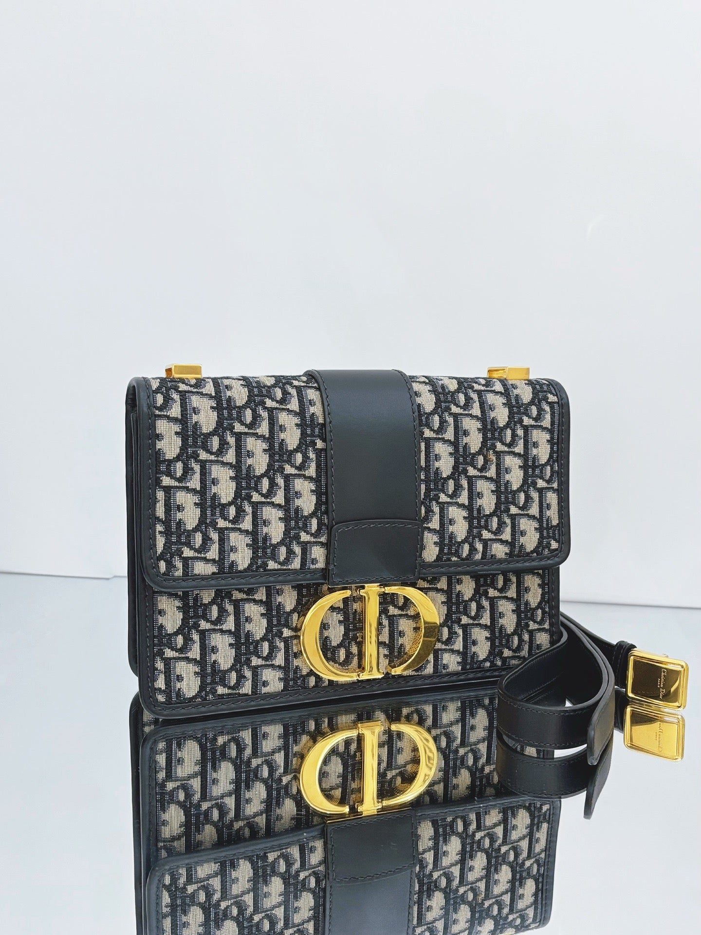 Dior - Montaigne 30 - Embroidered Oblique Canvas with Leather Trim - Beige and Navy with Gold-Tone Hardware - (Medium)