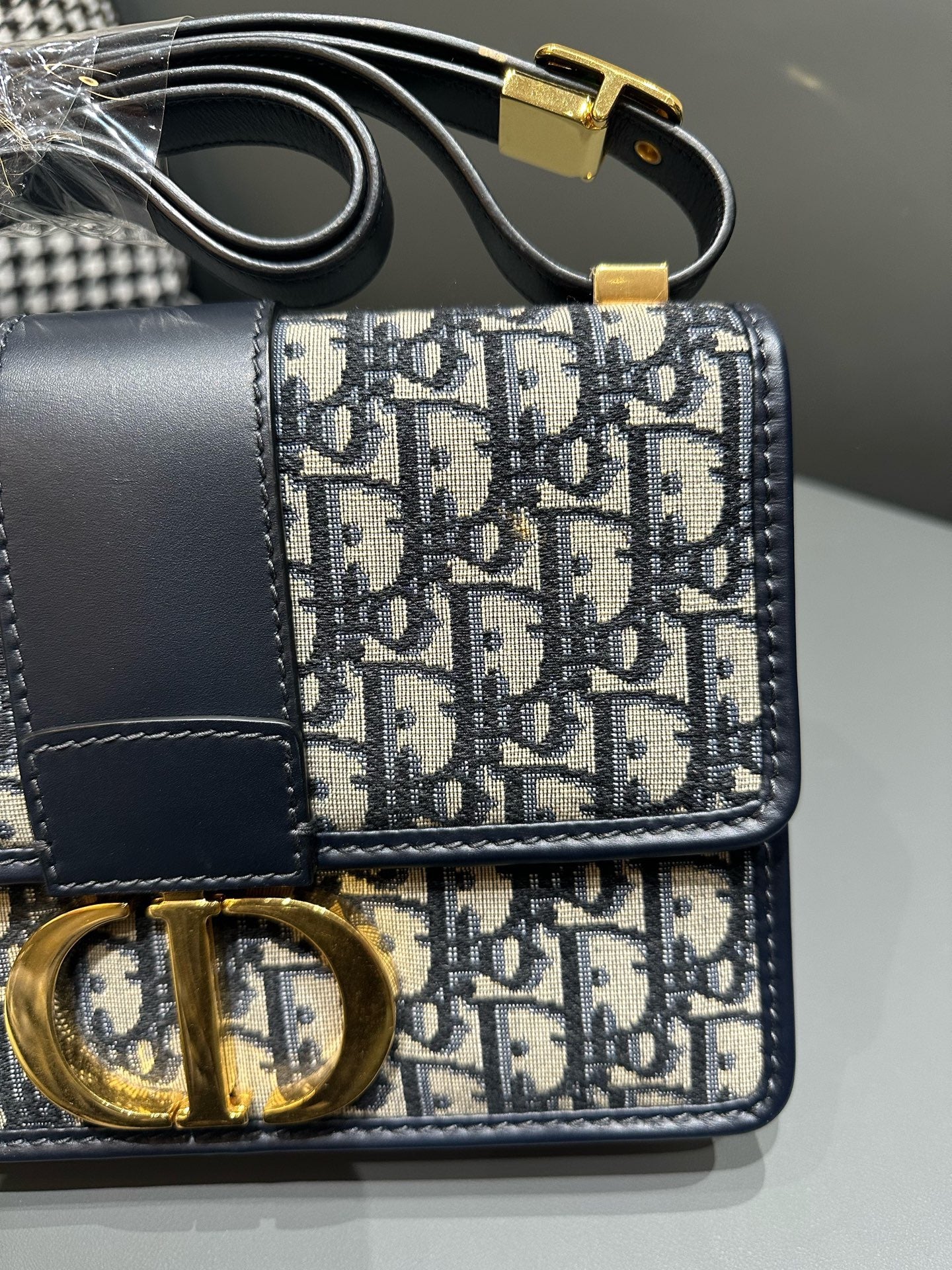 Dior - Montaigne 30 - Embroidered Oblique Canvas with Leather Trim - Beige and Navy with Gold-Tone Hardware - (Medium)