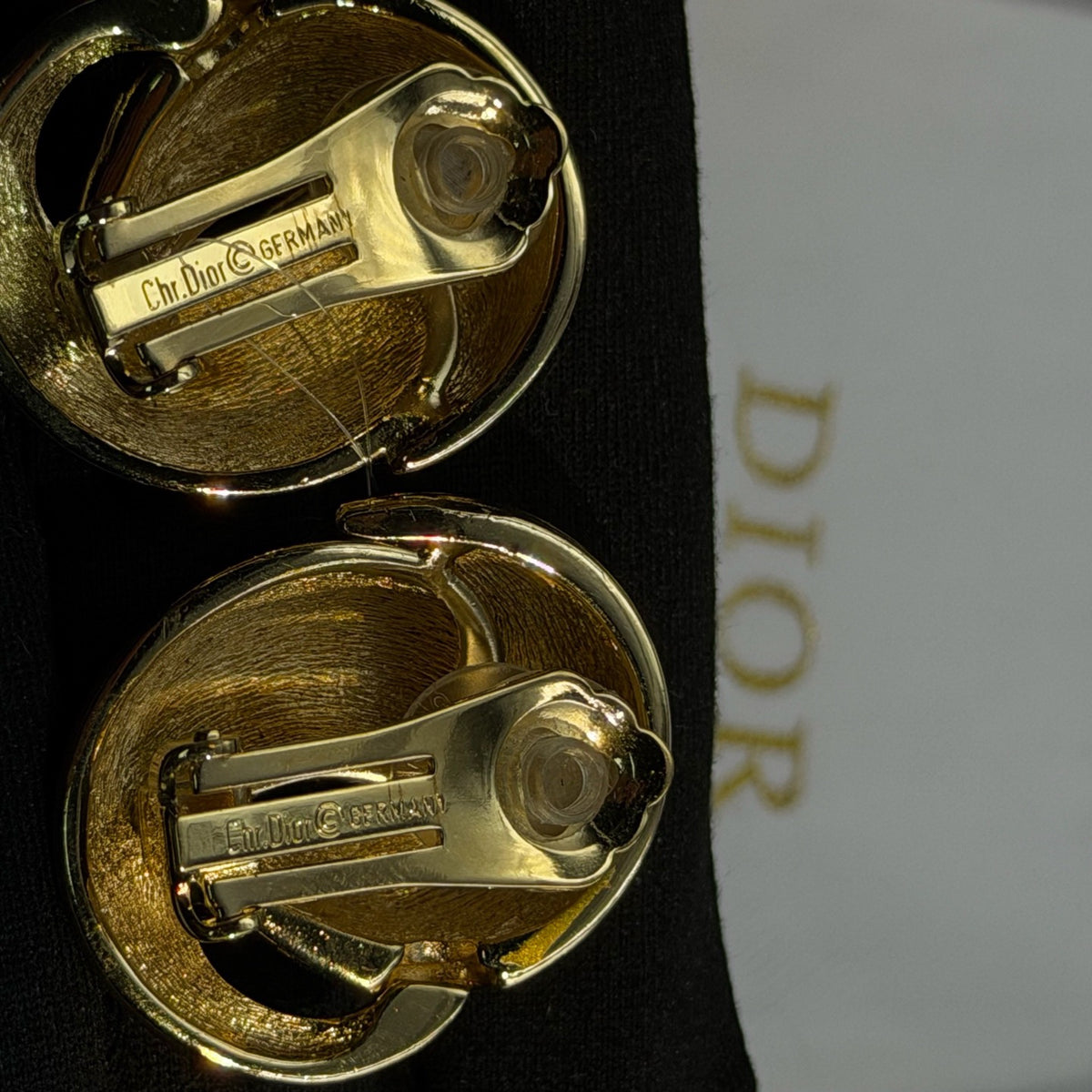 Dior - Other - Gold-tone metal with black enamel - Multicolour