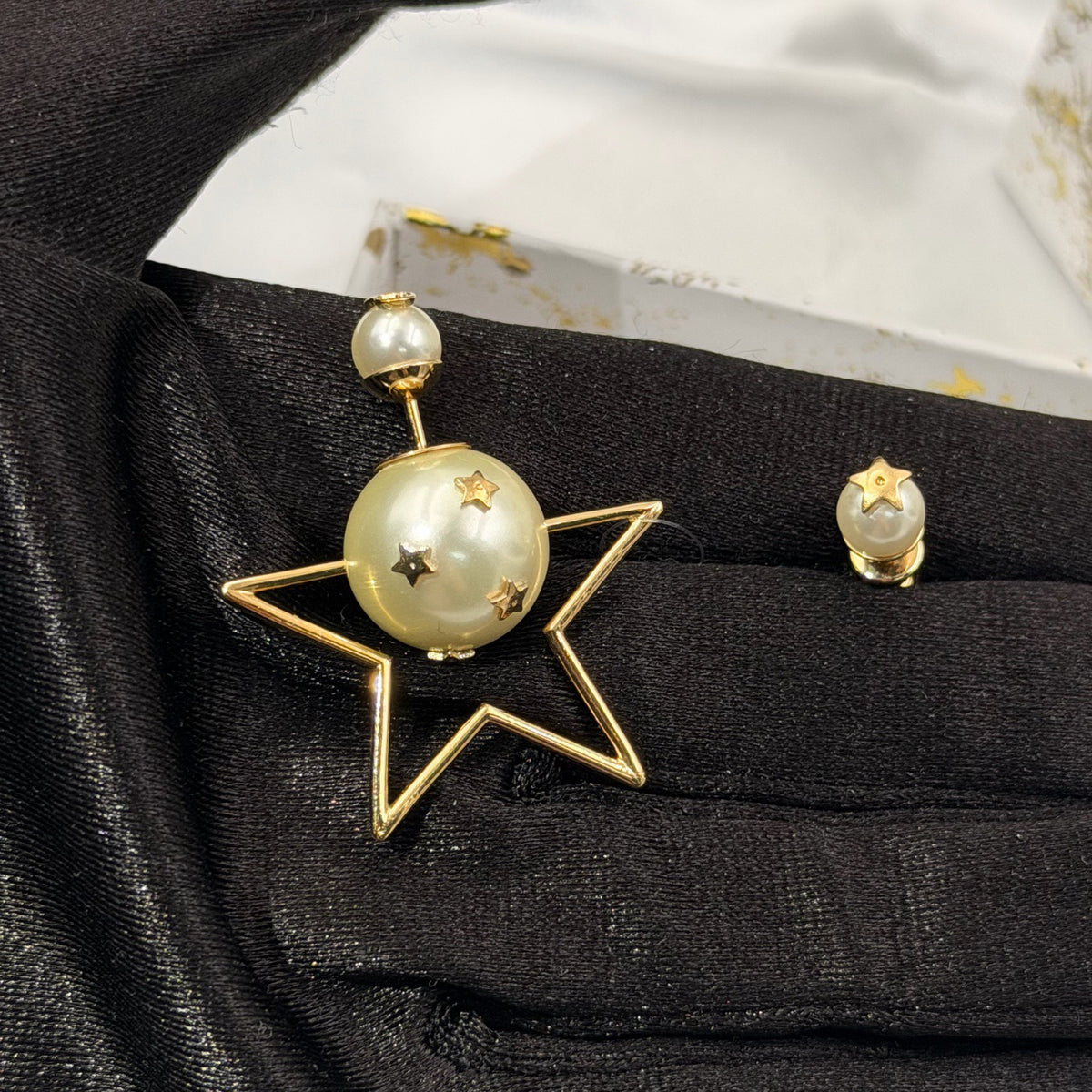 Dior - Other - Gold-tone metal with pearl-like resin beads - Multicolour