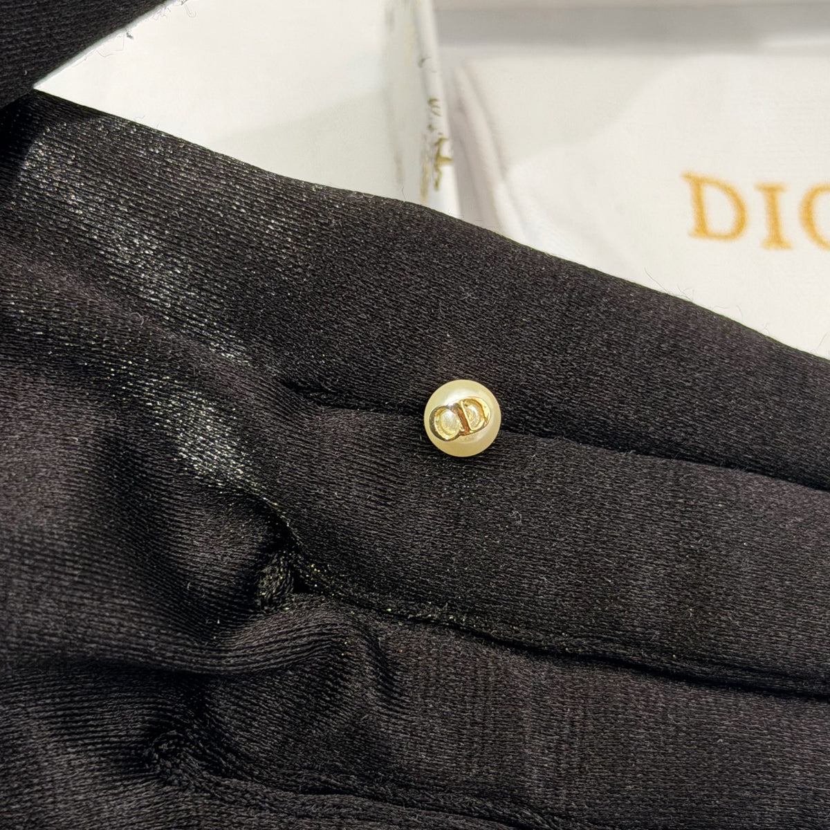 Dior - Other - Gold-tone metal with pearl-like resin beads - Multicolour