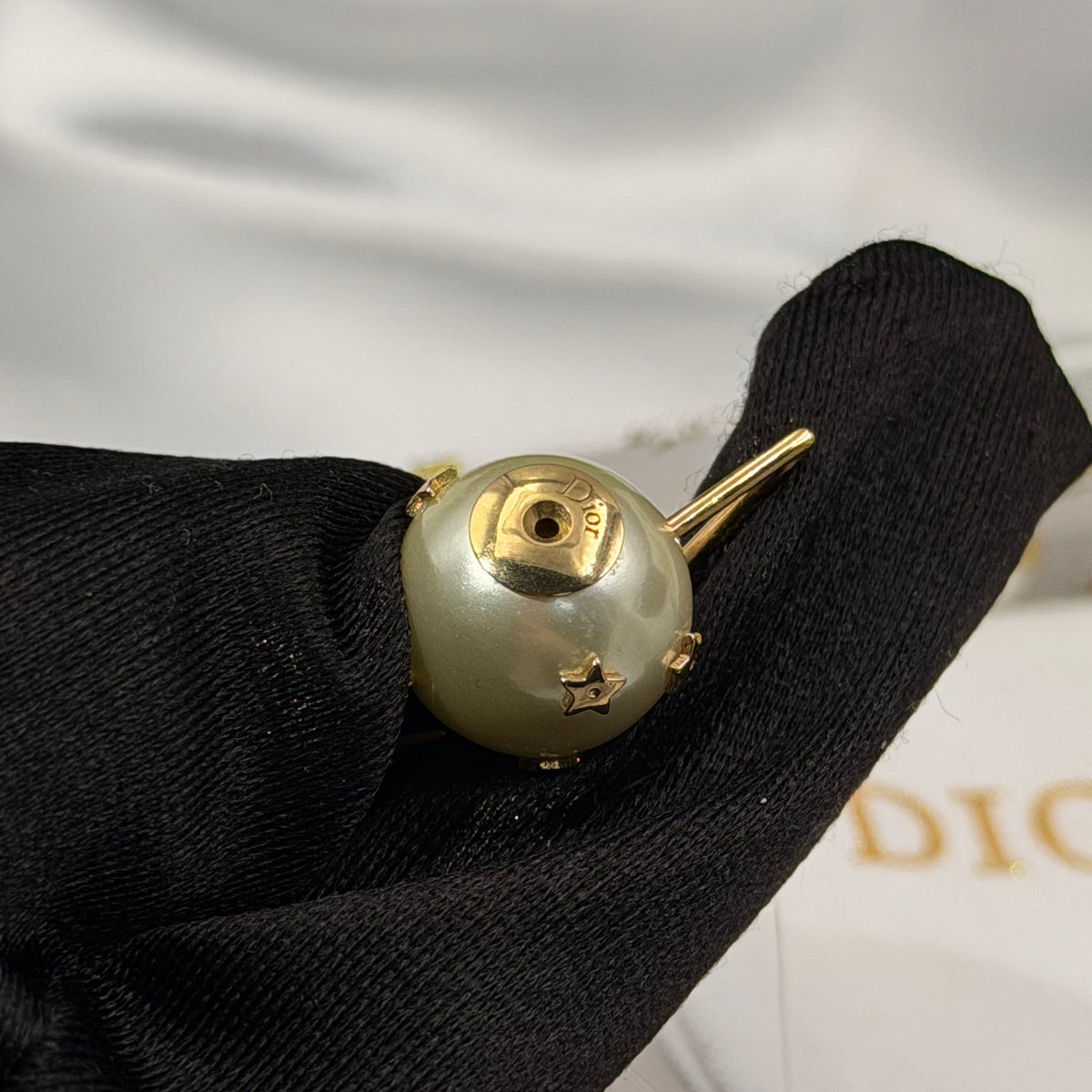 Dior - Other - Gold-tone metal with pearl-like resin beads - Multicolour