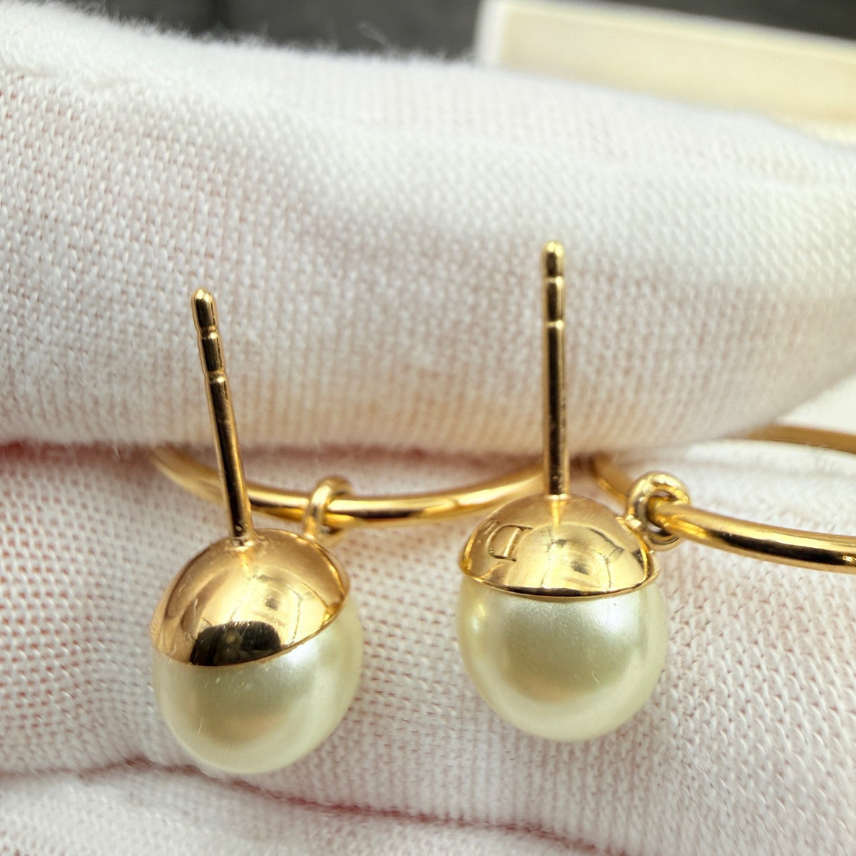 Dior - Other - Gold-tone metal with resin pearls - Multicolour