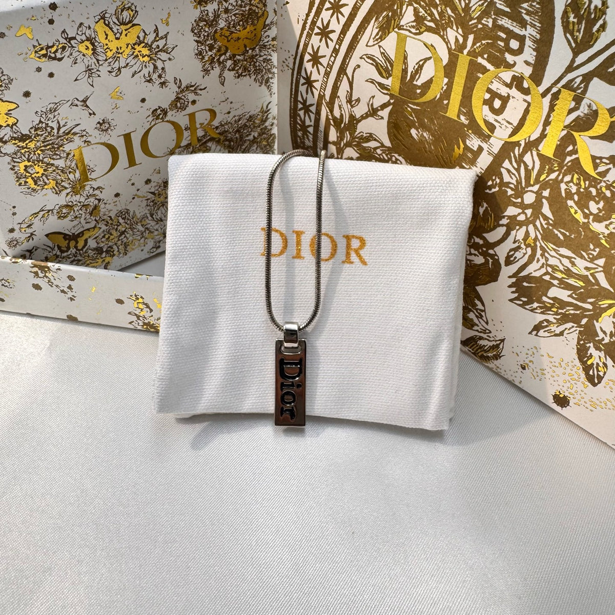 Dior - Other - Silver-tone metal; exact composition is not confirmed. - Silver