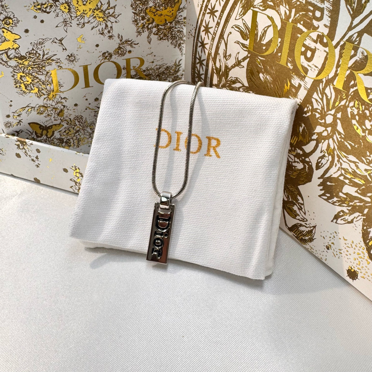 Dior - Other - Silver-tone metal; exact composition is not confirmed. - Silver