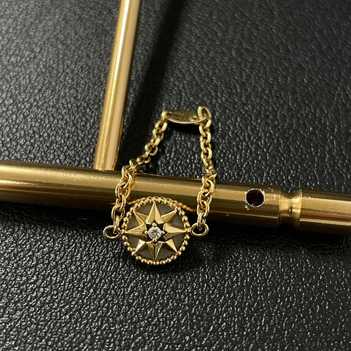 Dior - Rose des Vents - 18K yellow gold, white mother-of-pearl and diamond - Gold - (53)