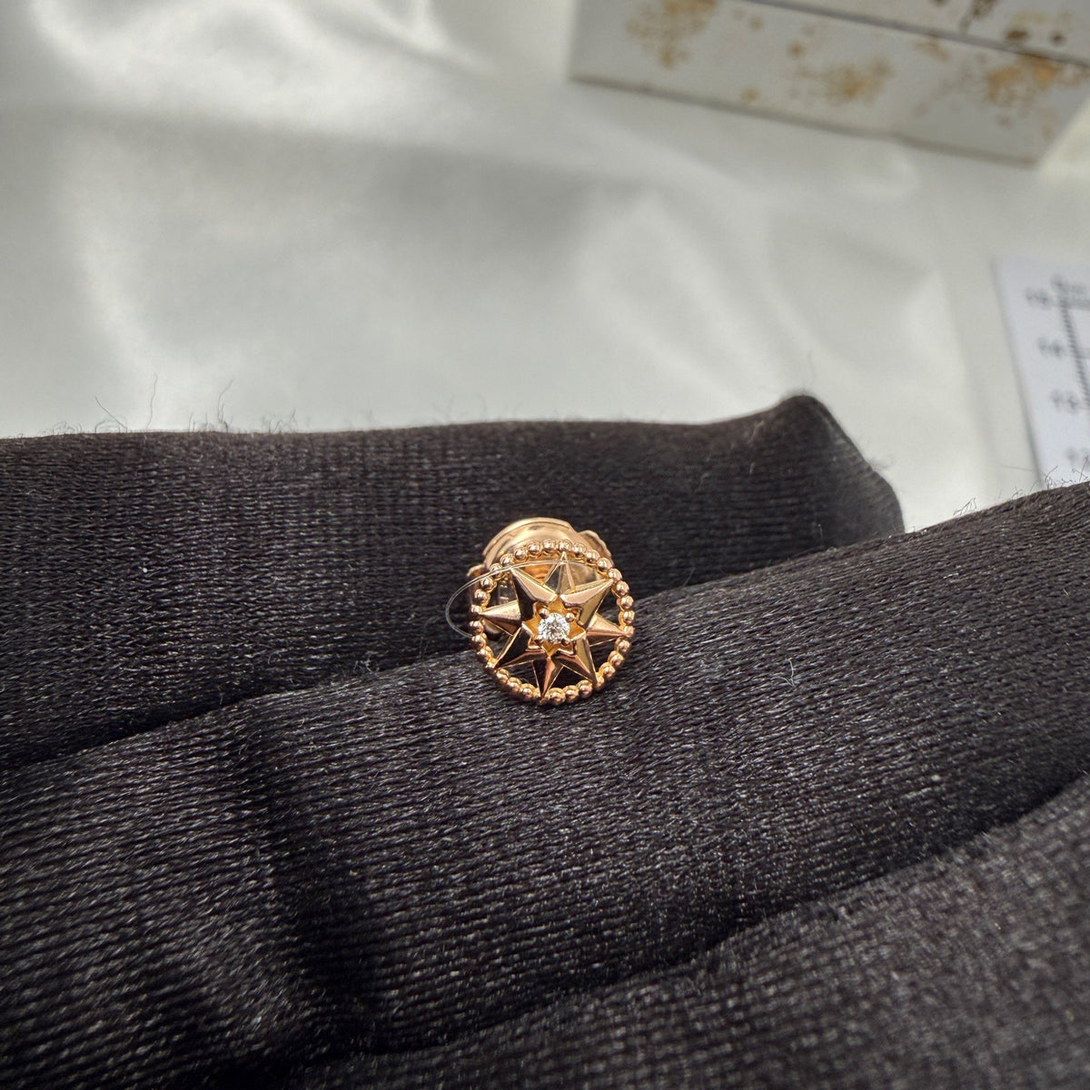 Dior - Rose des Vents Single Earring - 18K yellow gold with a central diamond - Gold