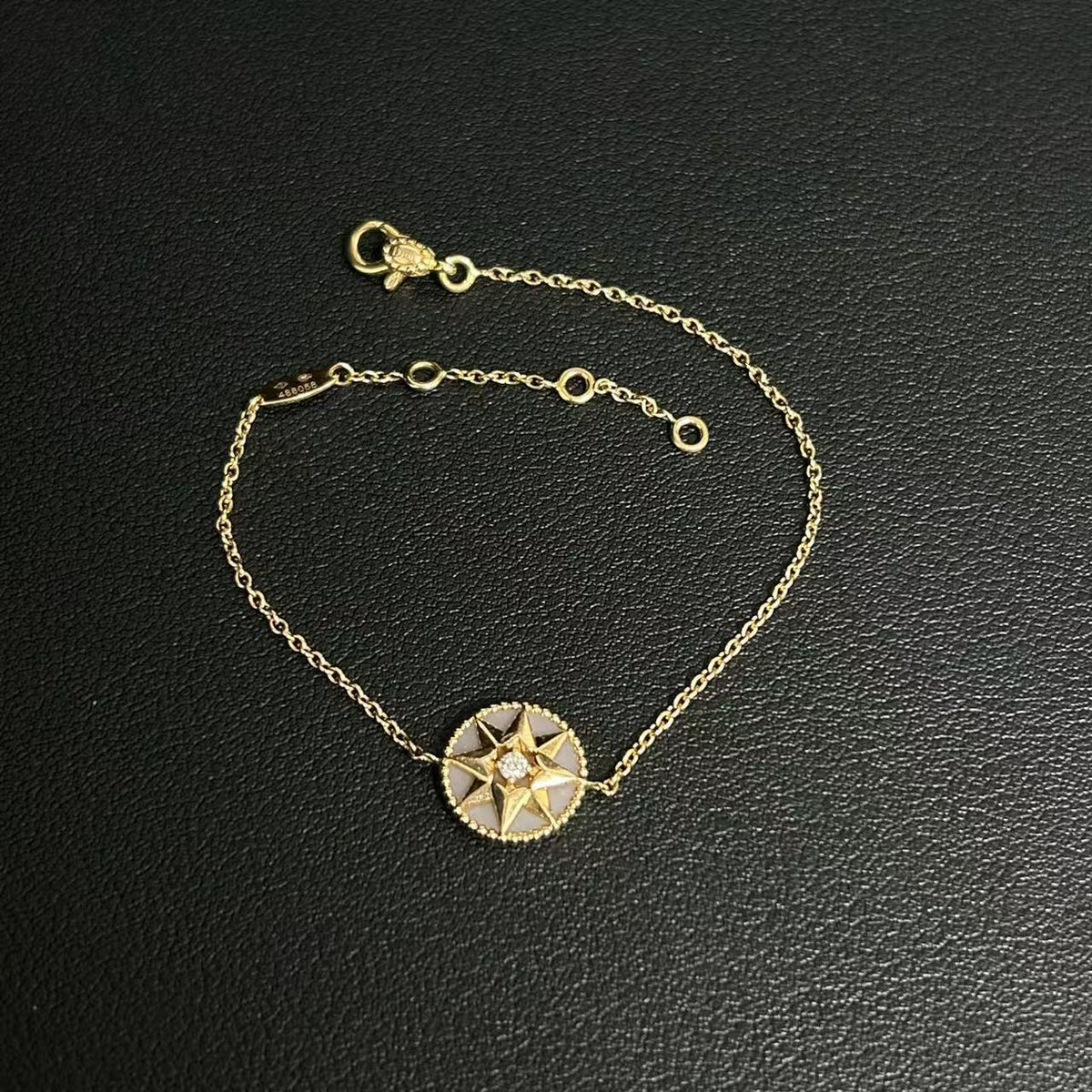 Dior - Rose des Vents - Yellow gold - Pink - (17.5 cm)