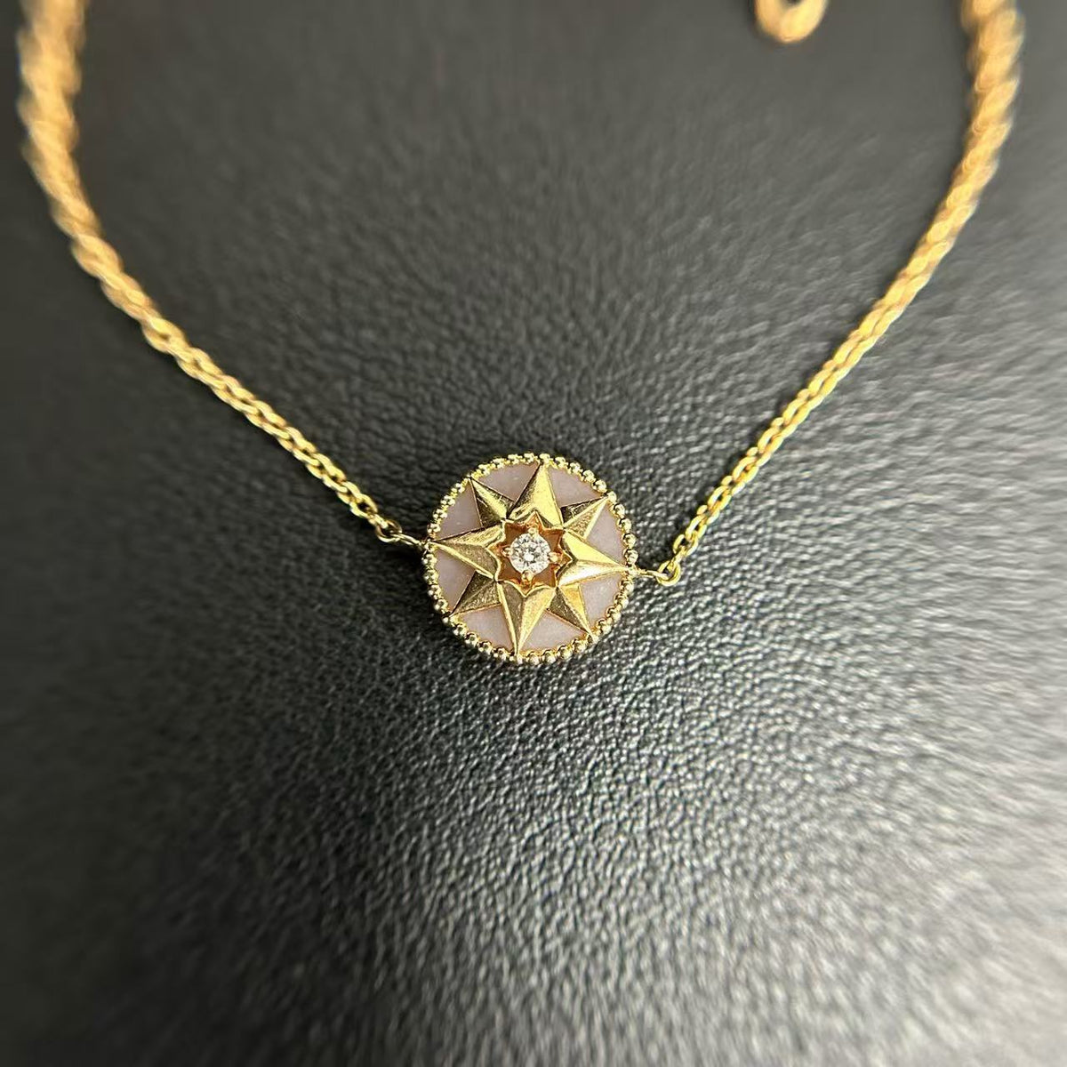 Dior - Rose des Vents - Yellow gold - Pink - (17.5 cm)