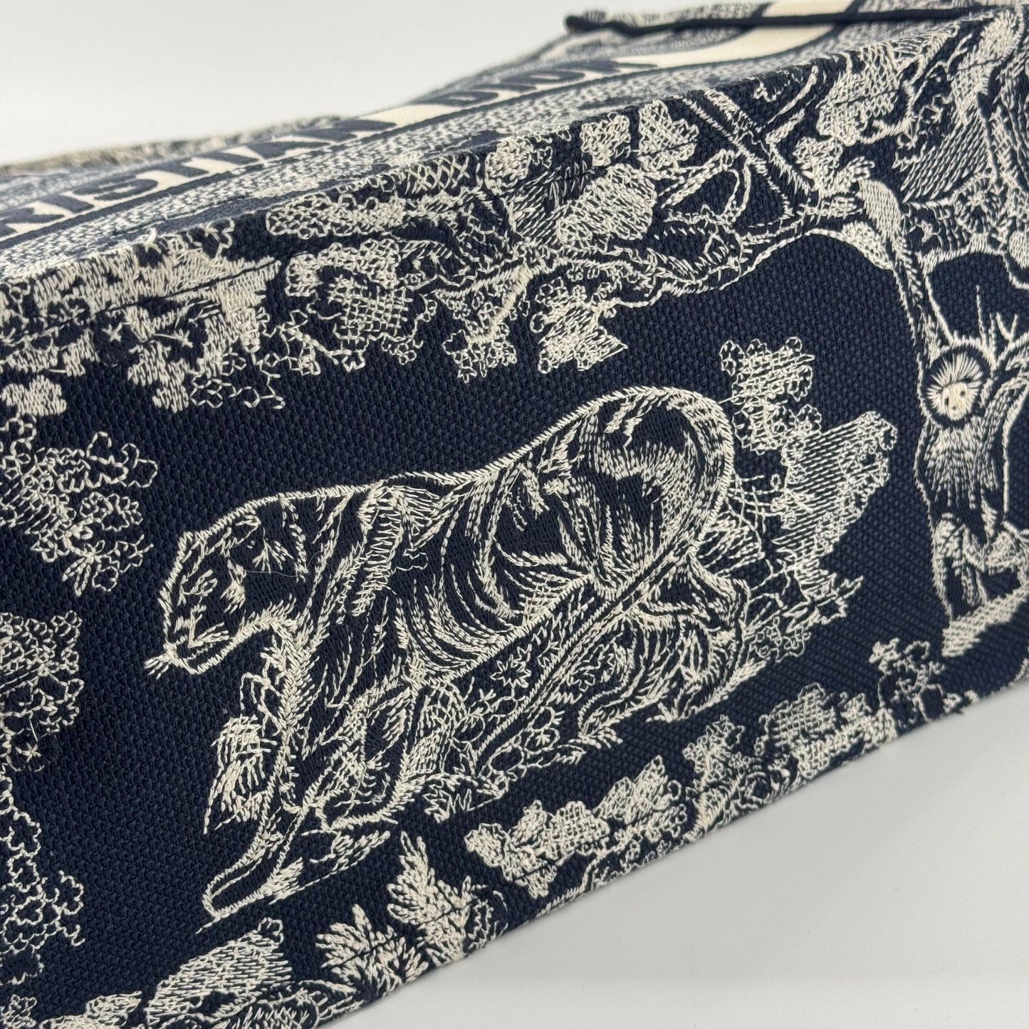 Dior Animal Zoo Embroidery Tote Cloth Multicolour JG010-013000328062 - view 11