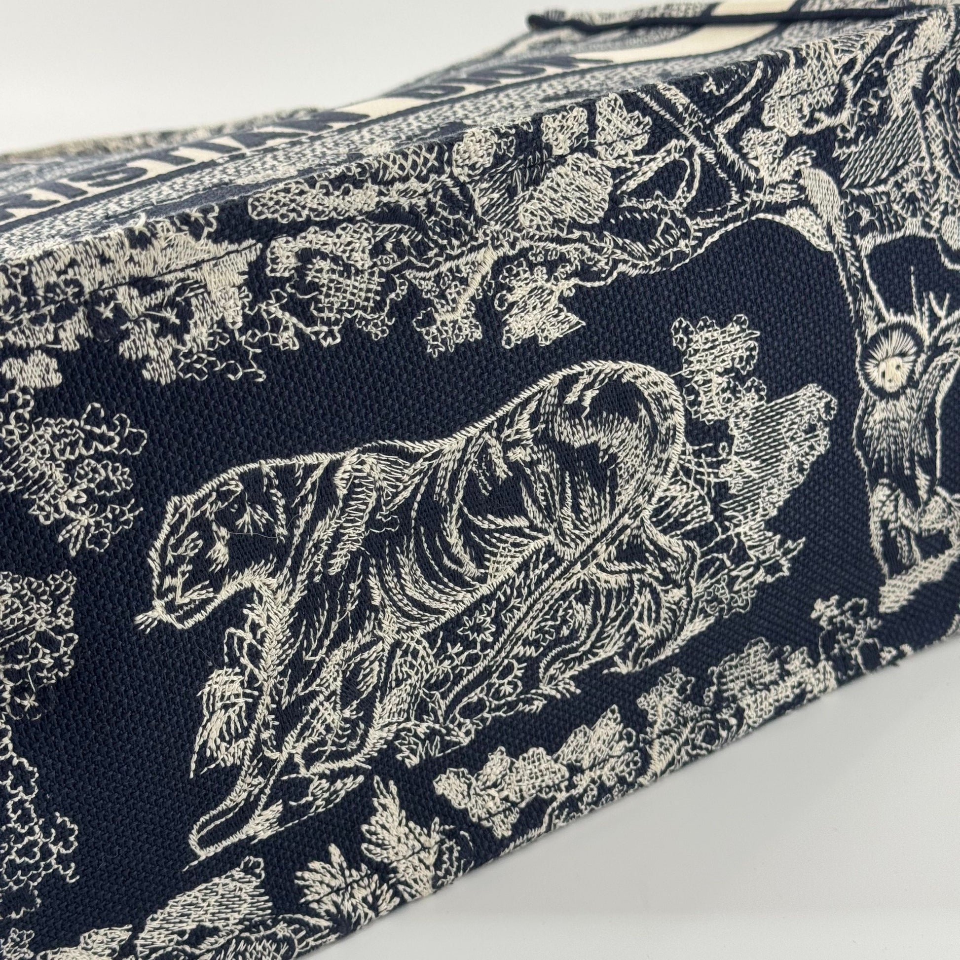 Dior Animal Zoo Embroidery Tote Cloth Multicolour JG010-013000328062 - view 11