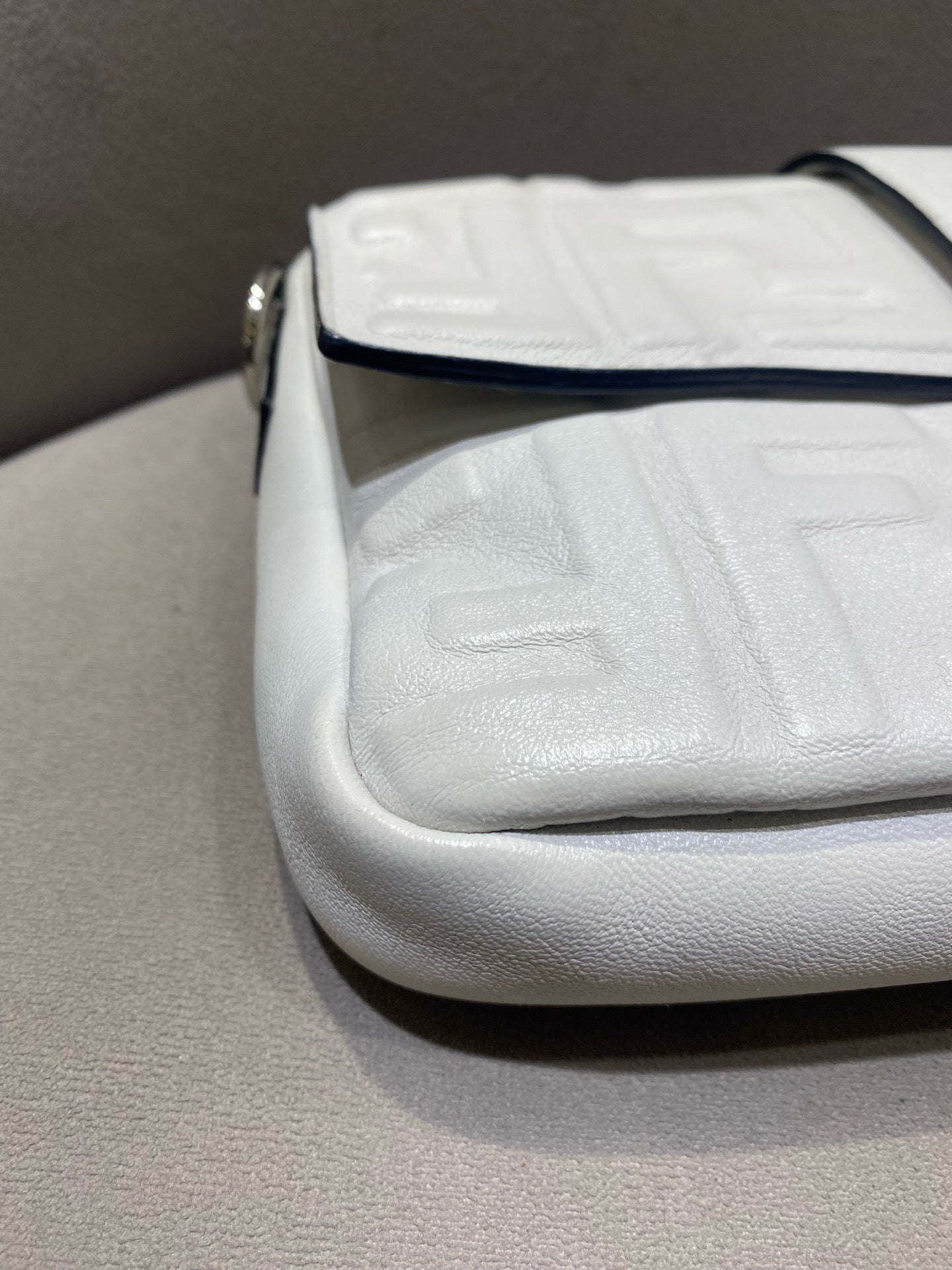 Fendi - Baguette - Grained leather with embossed FF pattern - White - (Medium)