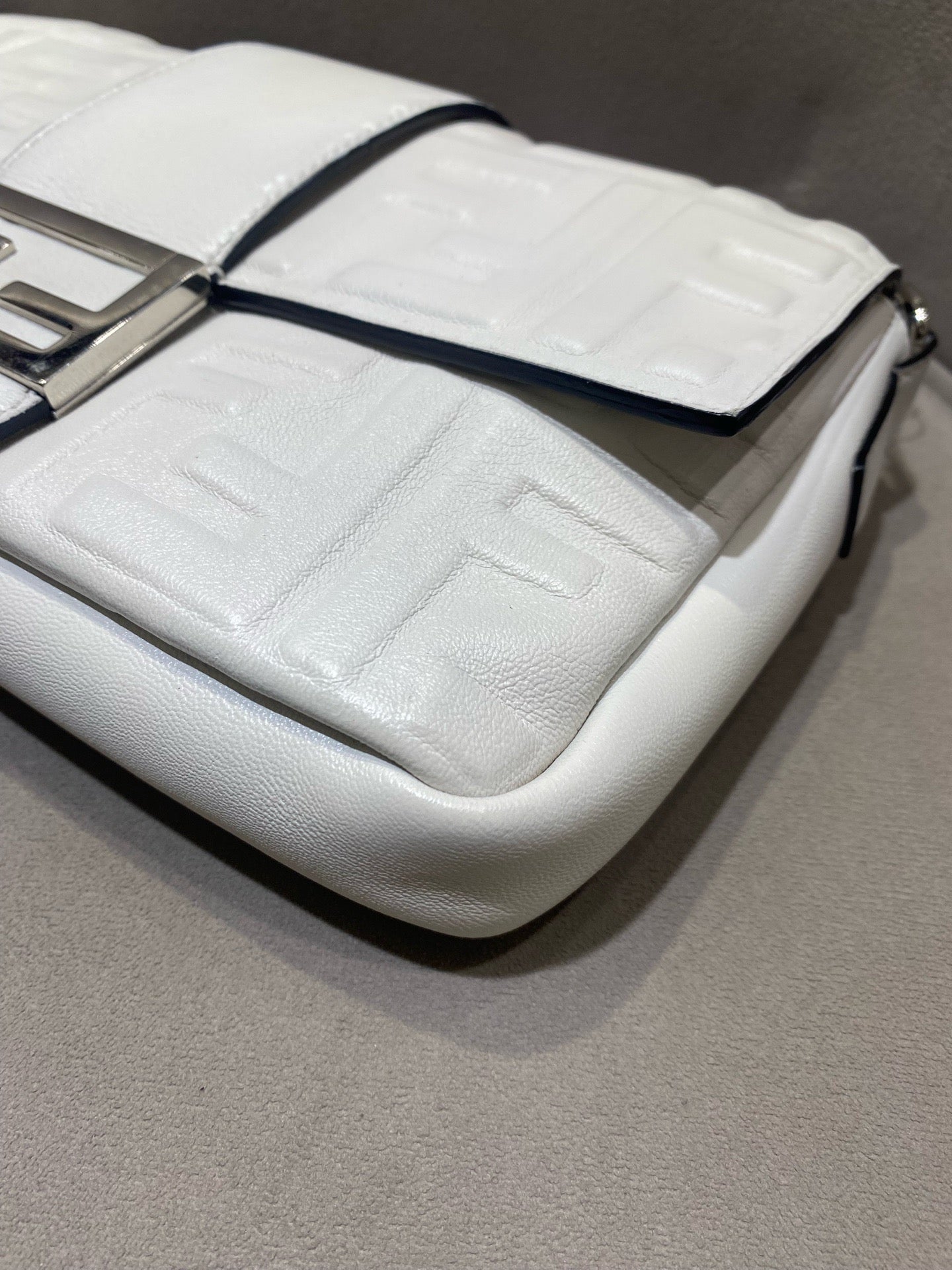 Fendi - Baguette - Grained leather with embossed FF pattern - White - (Medium)
