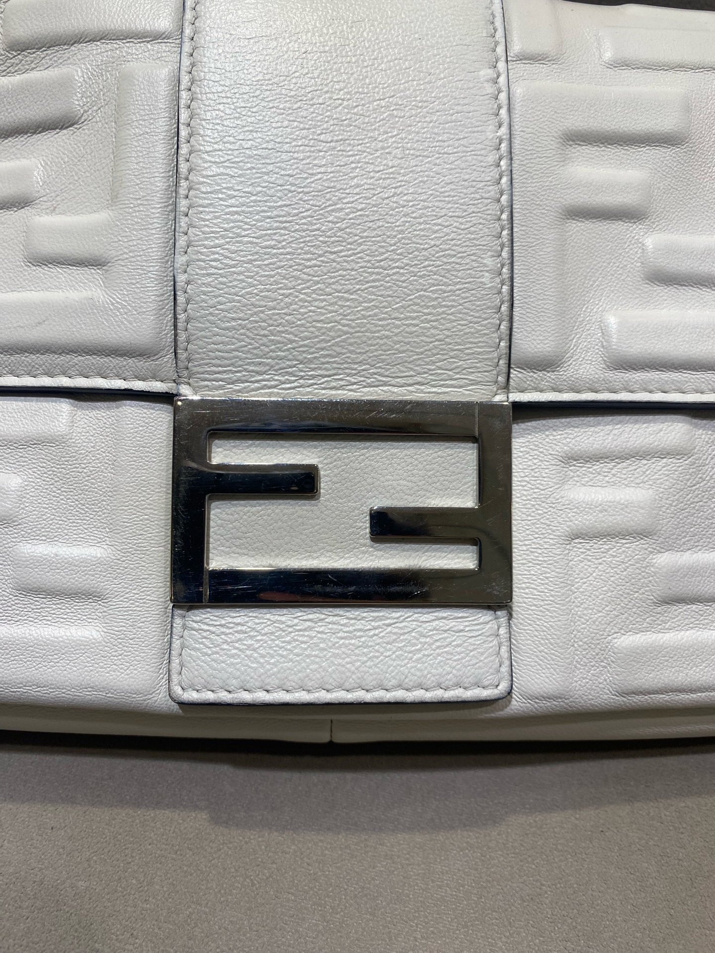 Fendi - Baguette - Grained leather with embossed FF pattern - White - (Medium)