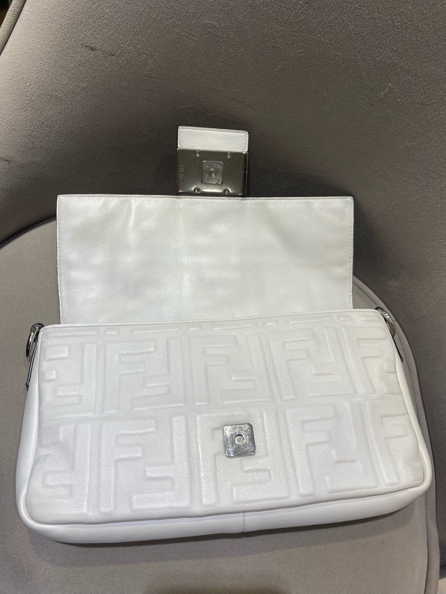 Fendi - Baguette - Grained leather with embossed FF pattern - White - (Medium)