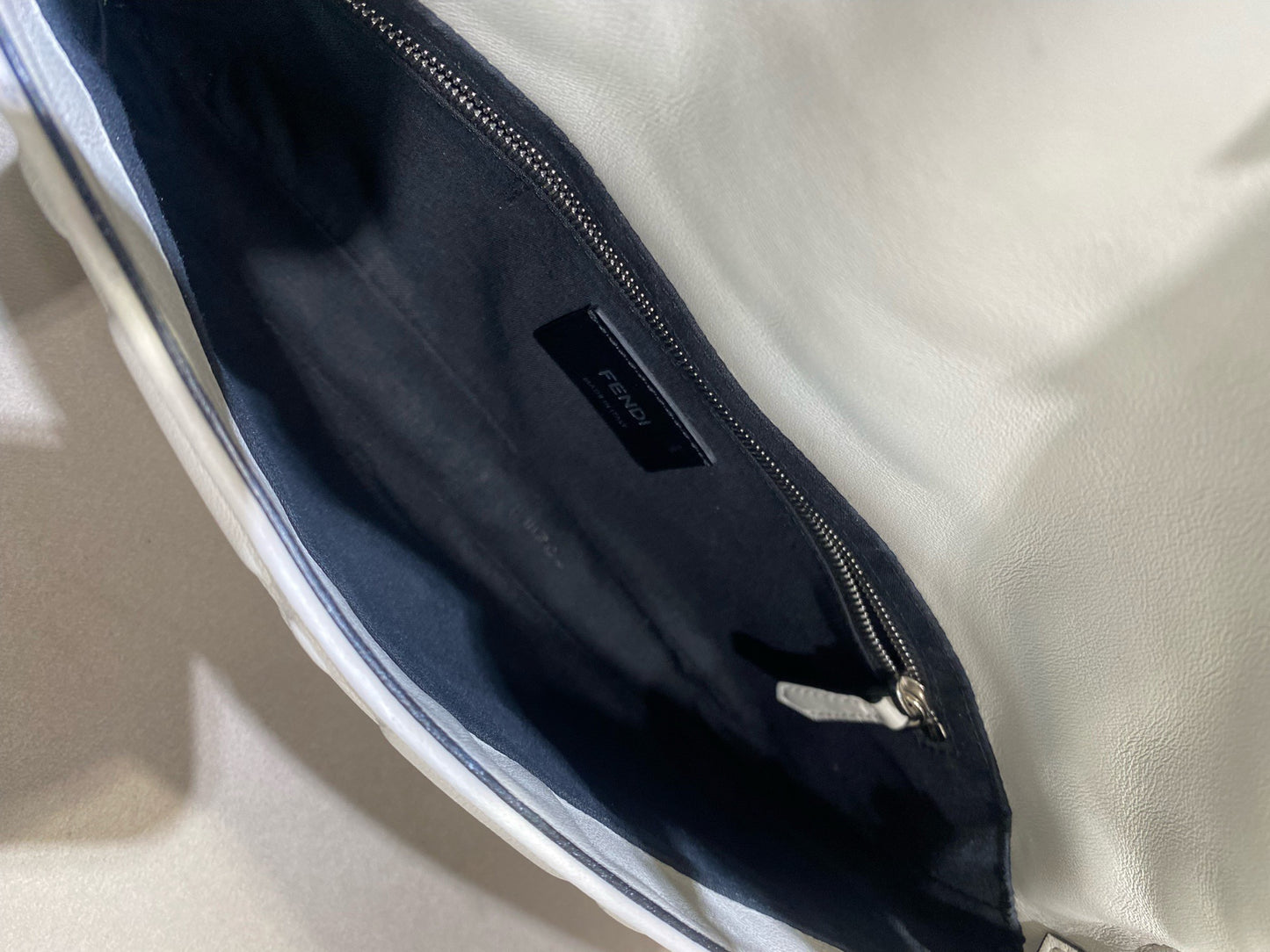 Fendi - Baguette - Grained leather with embossed FF pattern - White - (Medium)