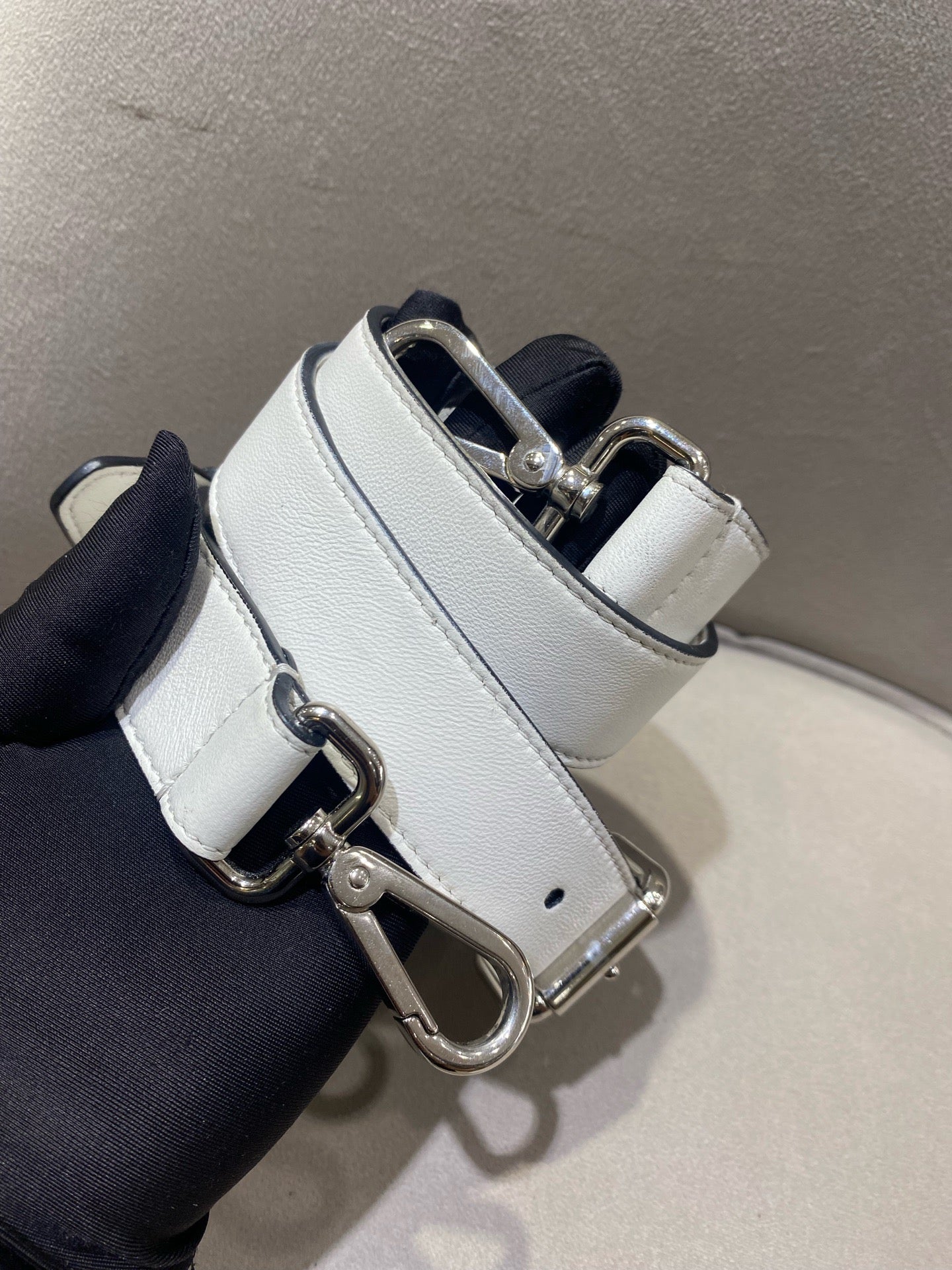 Fendi - Baguette - Grained leather with embossed FF pattern - White - (Medium)