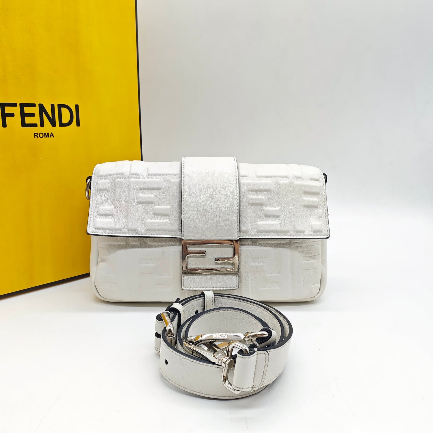 Fendi - Baguette - Grained leather with embossed FF pattern - White - (Medium)