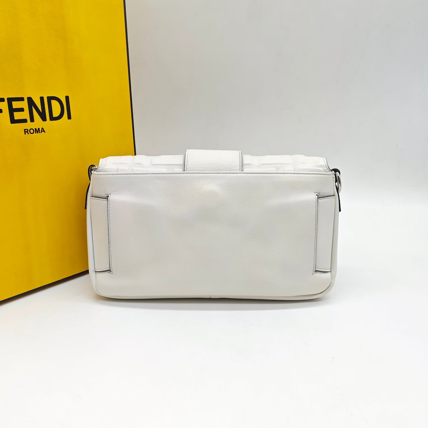 Fendi - Baguette - Grained leather with embossed FF pattern - White - (Medium)