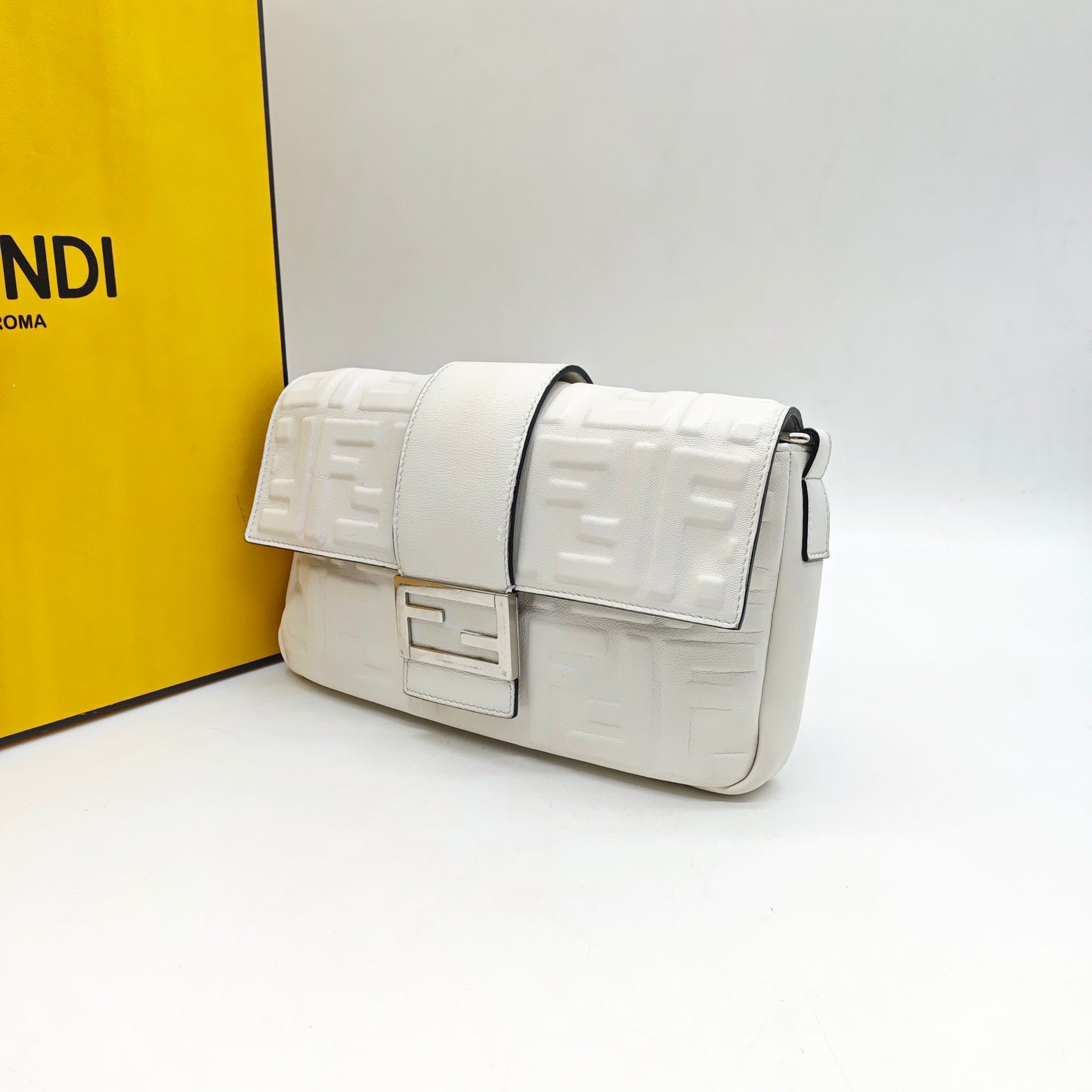 Fendi - Baguette - Grained leather with embossed FF pattern - White - (Medium)