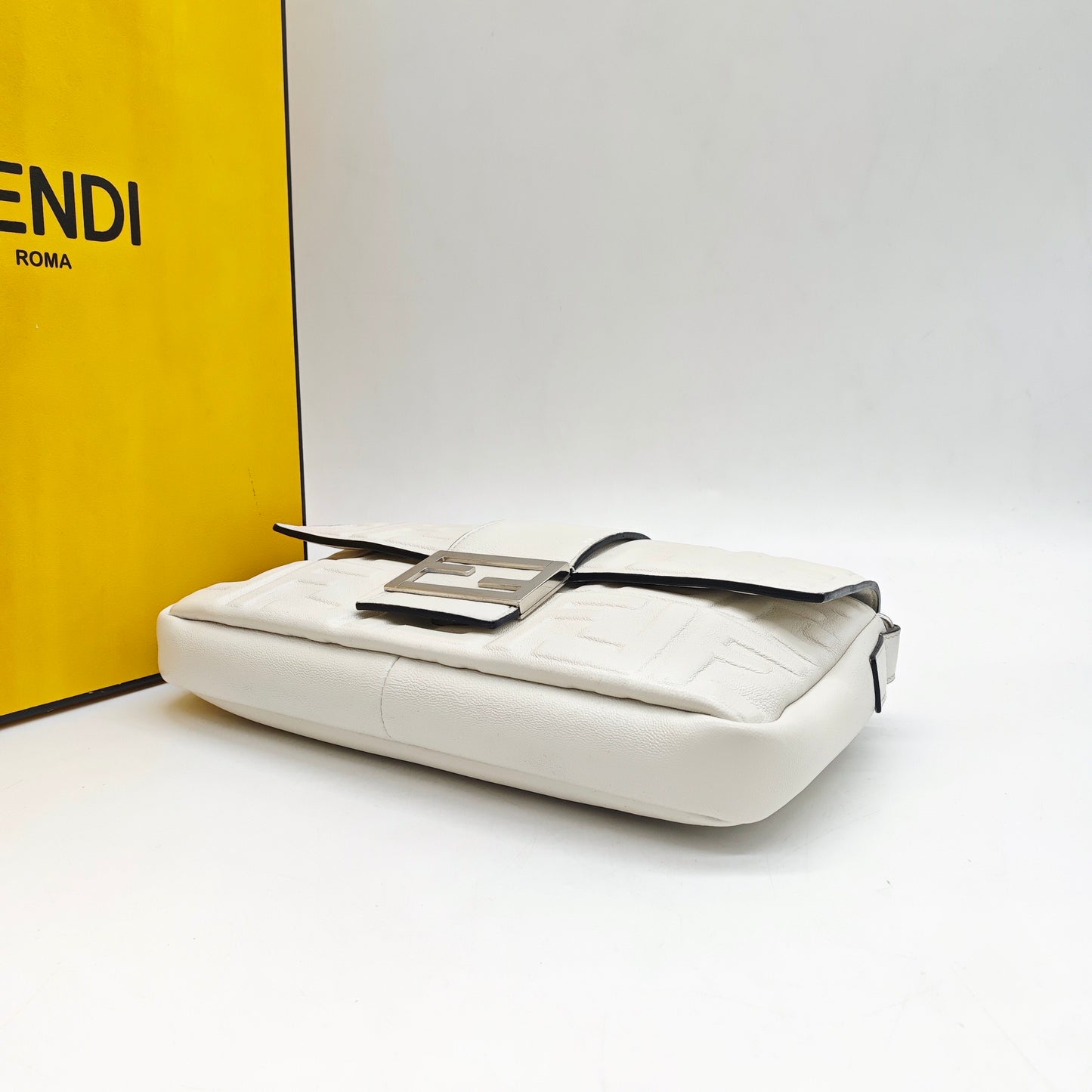 Fendi - Baguette - Grained leather with embossed FF pattern - White - (Medium)
