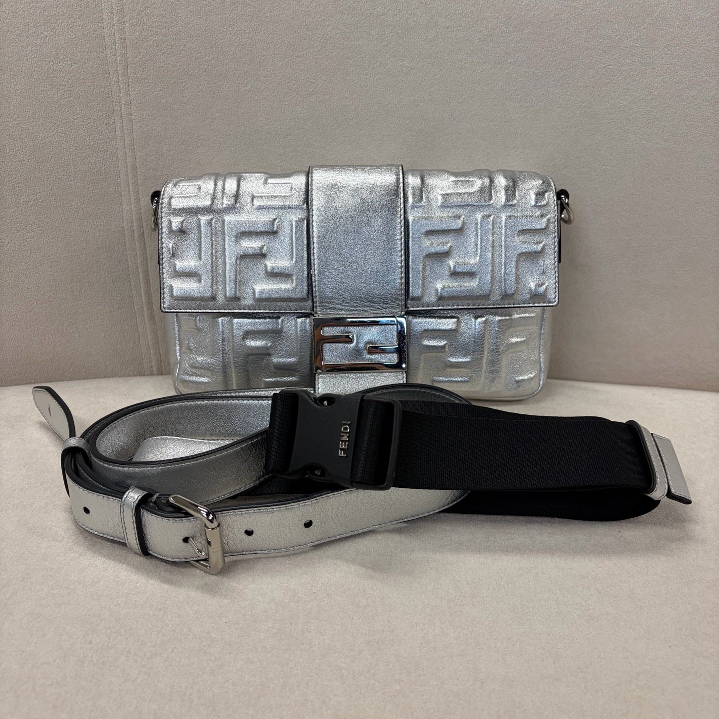 Fendi - Baguette - Leather - Silver - (medium)