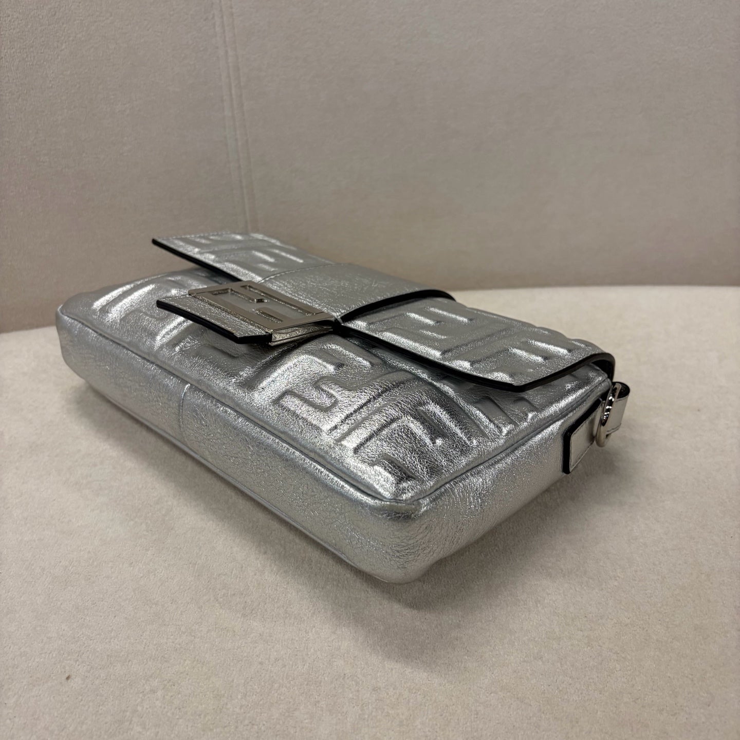 Fendi - Baguette - Leather - Silver - (medium)