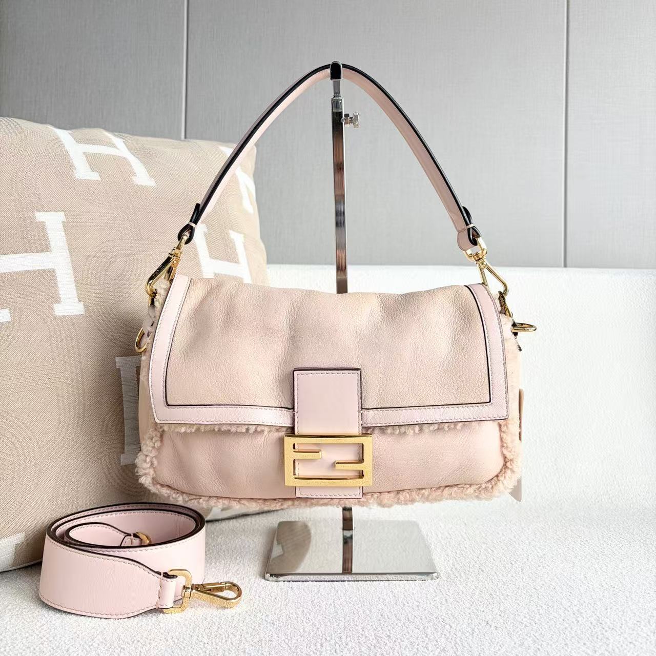 Fendi - Baguette - Sheepskin leather and lamb's wool (shearling) - Pink with Gold-Tone Hardware - (medium)