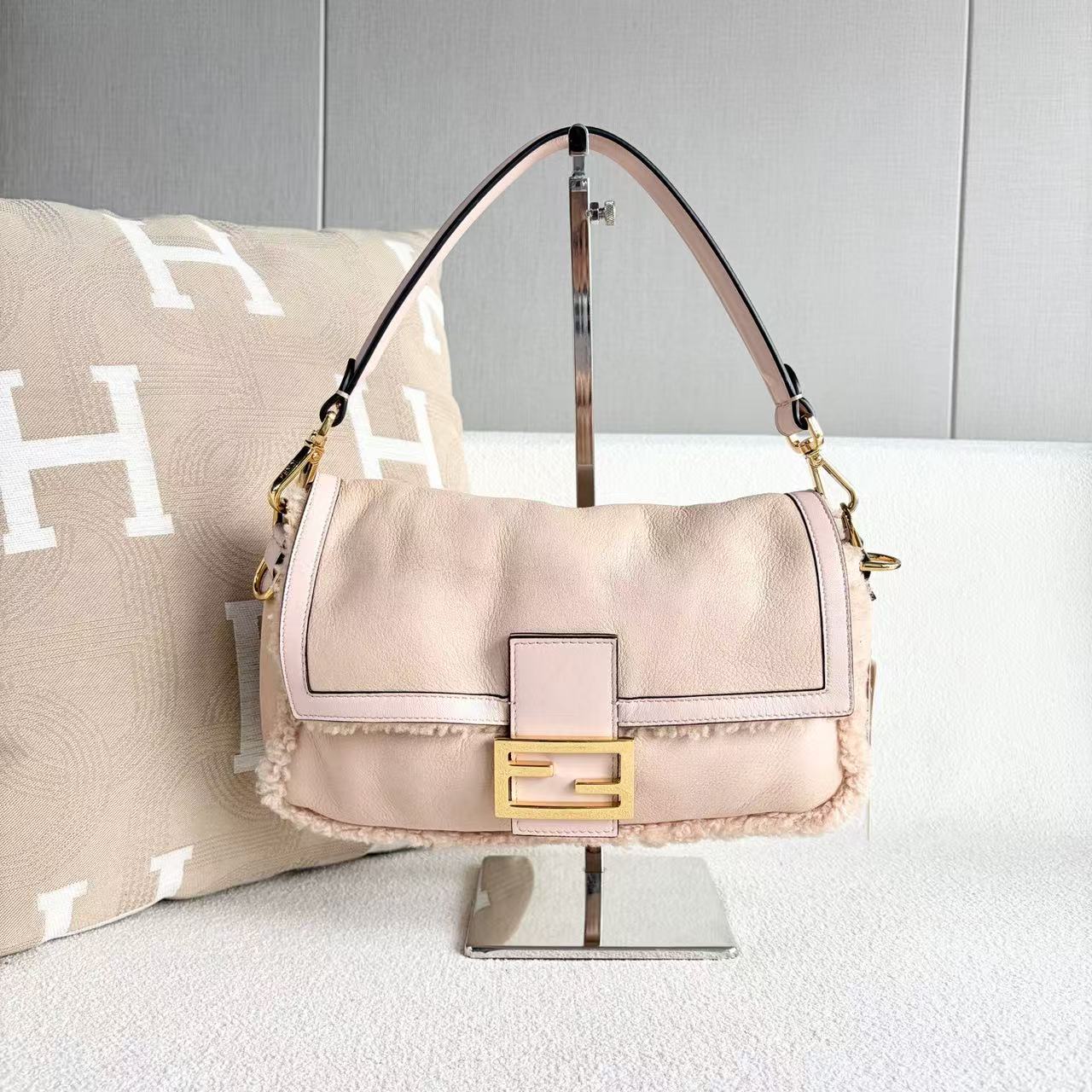 Fendi - Baguette - Sheepskin leather and lamb's wool (shearling) - Pink with Gold-Tone Hardware - (medium)