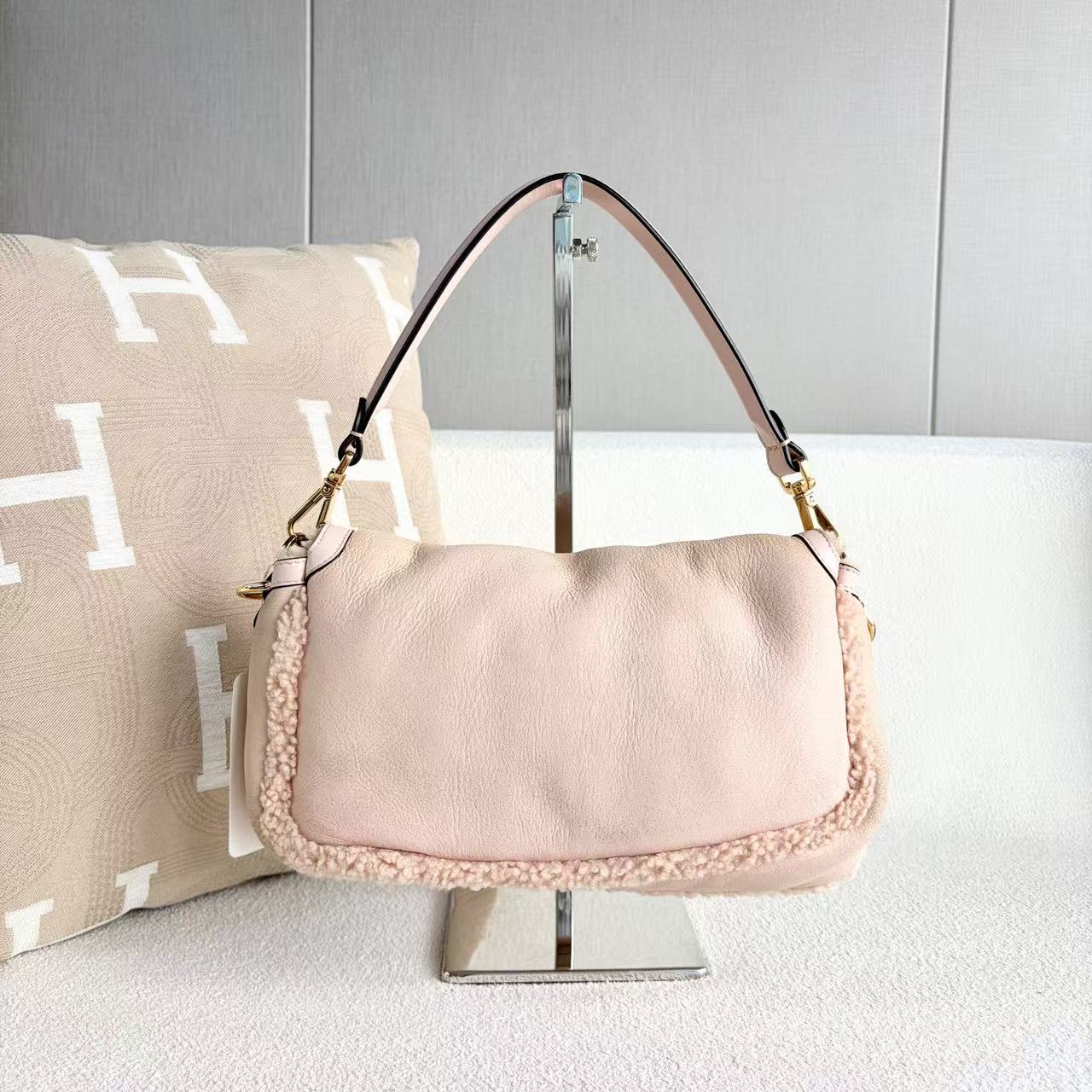 Fendi - Baguette - Sheepskin leather and lamb's wool (shearling) - Pink with Gold-Tone Hardware - (medium)