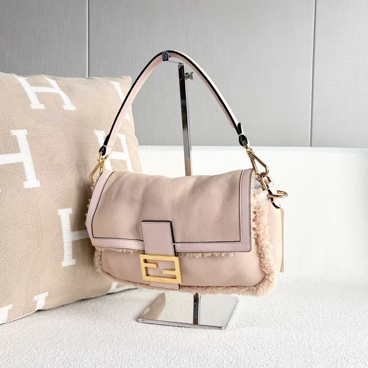 Fendi - Baguette - Sheepskin leather and lamb's wool (shearling) - Pink with Gold-Tone Hardware - (medium)