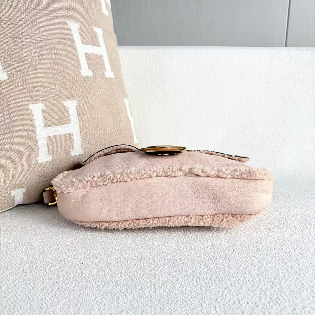 Fendi - Baguette - Sheepskin leather and lamb's wool (shearling) - Pink with Gold-Tone Hardware - (medium)