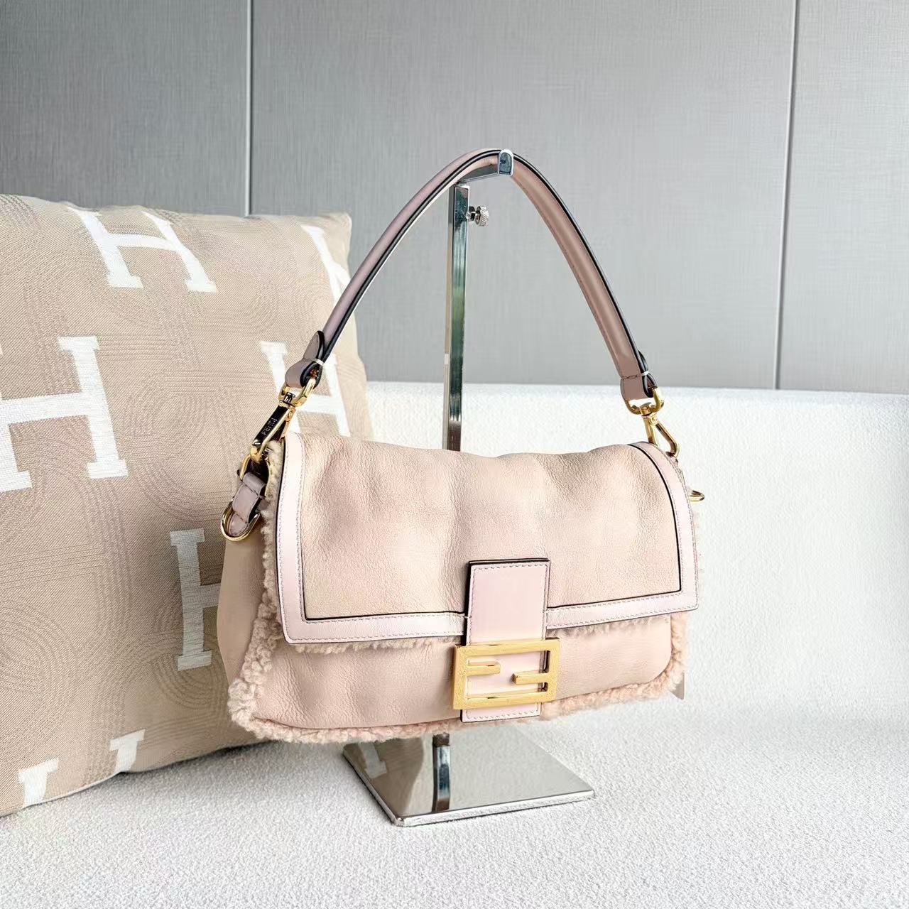 Fendi - Baguette - Sheepskin leather and lamb's wool (shearling) - Pink with Gold-Tone Hardware - (medium)