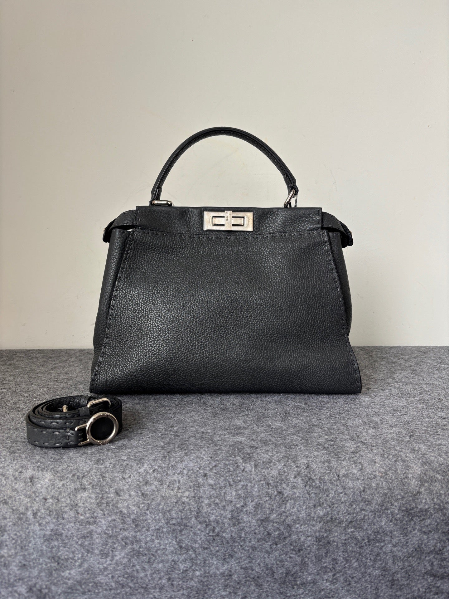 Fendi - Peekaboo - Leather - Black - (Medium)